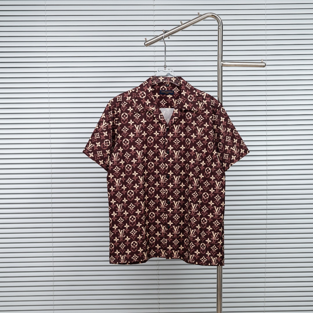 P95 (Versión de gama alta, diferente de la común) Modelo: Polo de manga corta LV Louis Vuitton con estampado completo. …