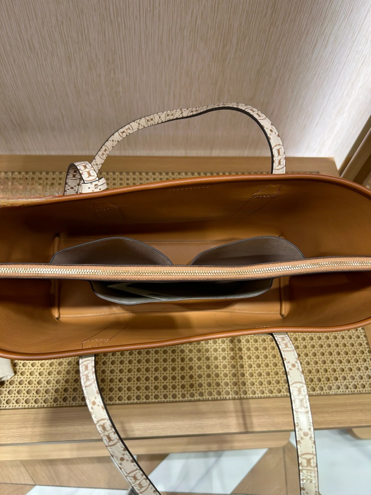 Tory Burch ～大号Perry 托特包兼具实用功能性 这款 Perry 托特包内部设口袋 可整齐收纳随身物件