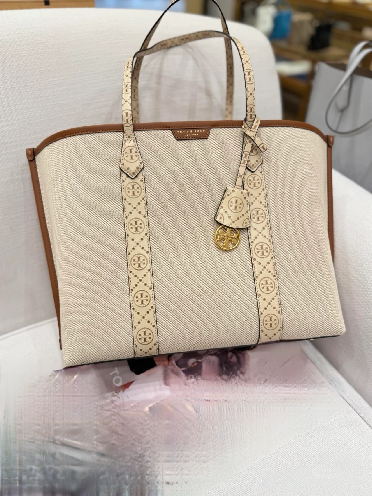 Tory Burch ～大号Perry 托特包兼具实用功能性 这款 Perry 托特包内部设口袋 可整齐收纳随身物件