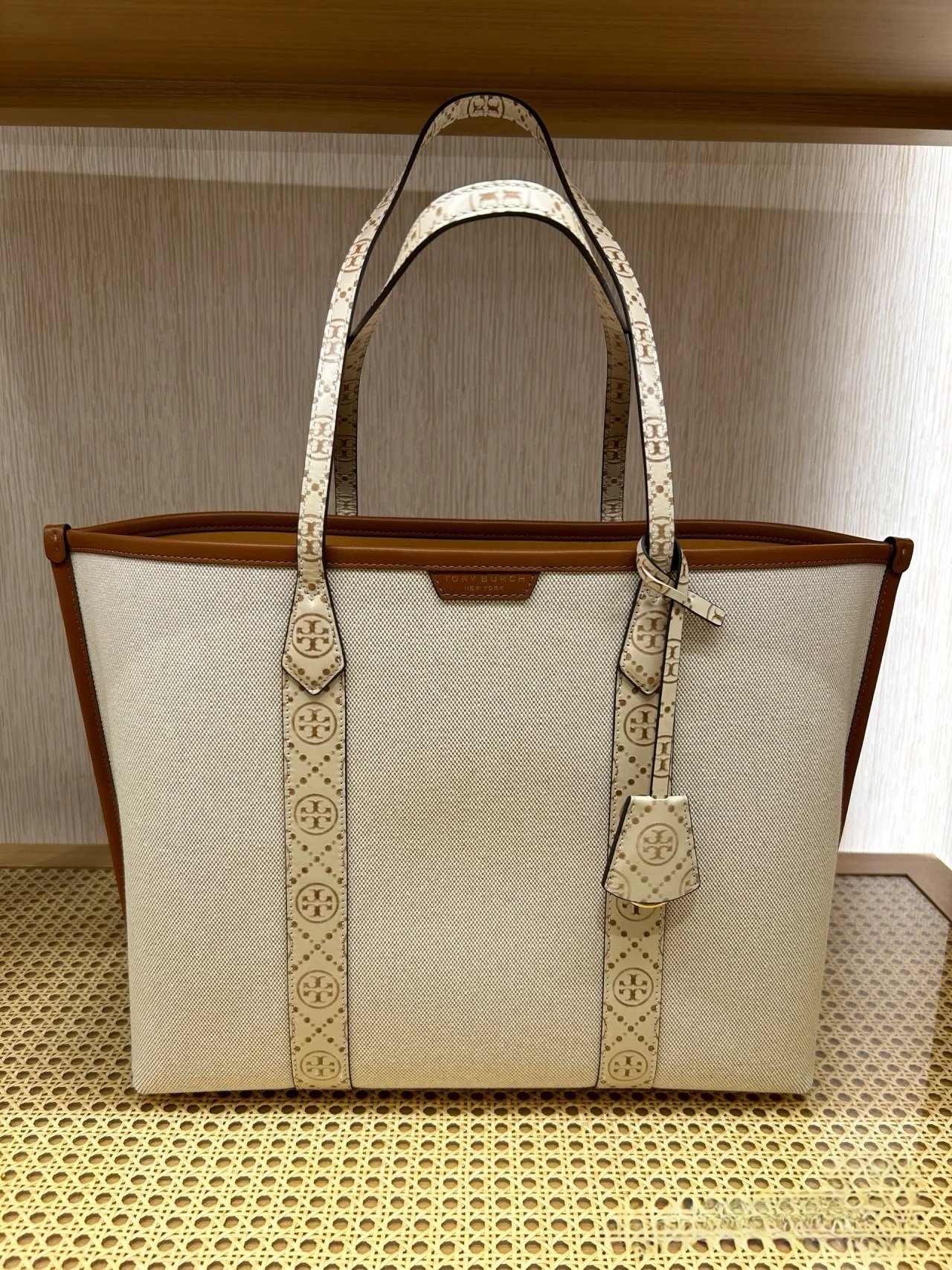 Tory Burch ～大号Perry 托特包兼具实用功能性 这款 Perry 托特包内部设口袋 可整齐收纳随身物件