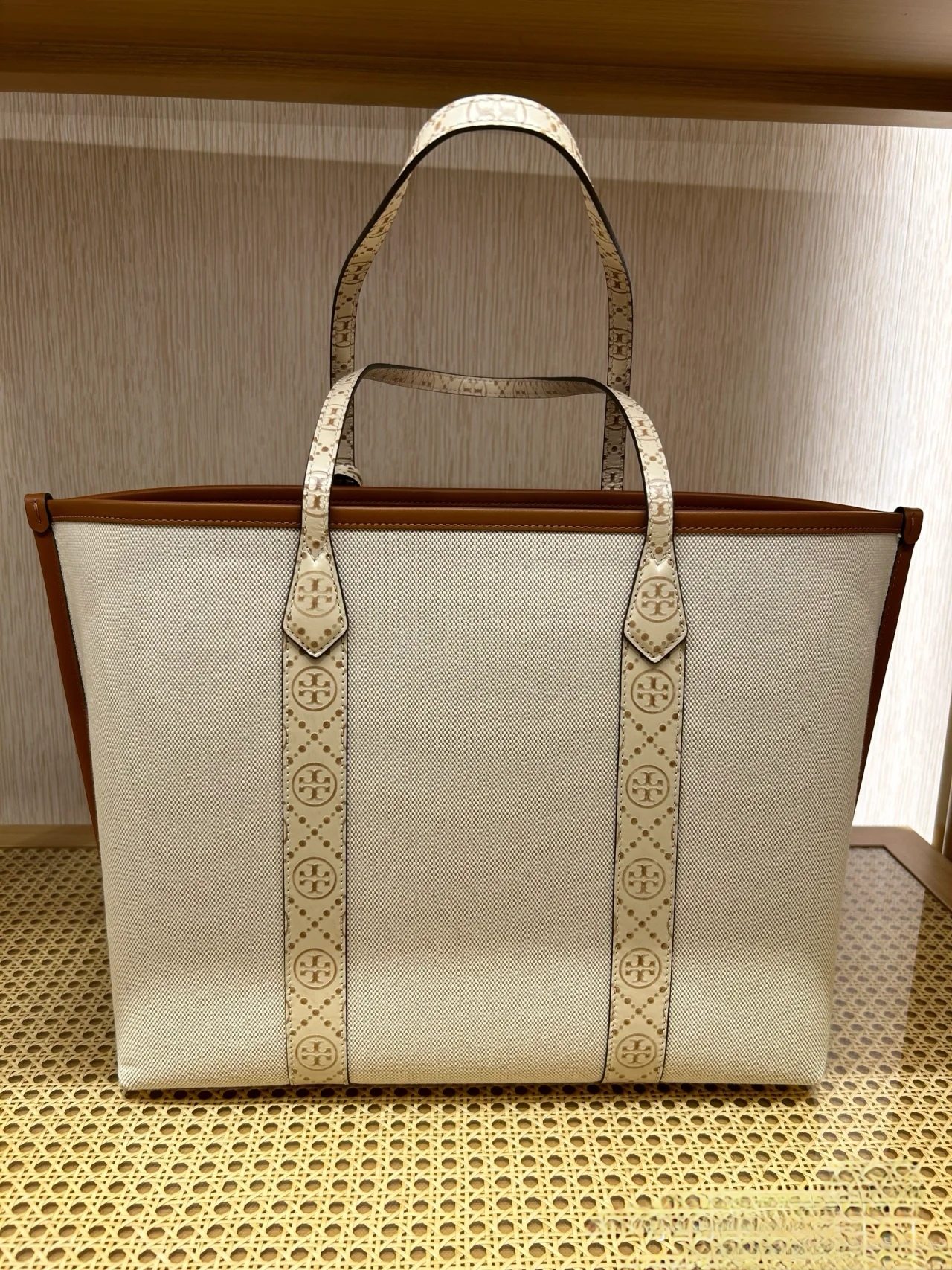 Tory Burch ～大号Perry 托特包兼具实用功能性 这款 Perry 托特包内部设口袋 可整齐收纳随身物件