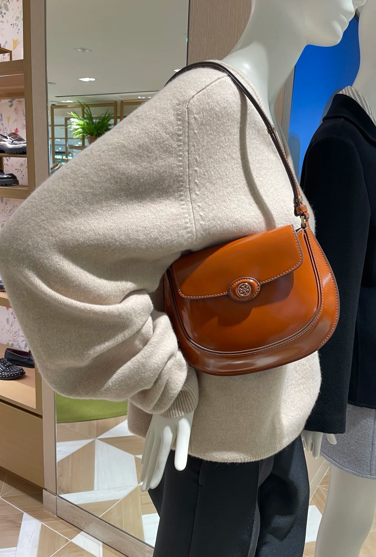 Tory Burch ～2025春夏163367汤丽柏琦 ROBINSON 小号翻盖肩背包 手袋廓形 百搭