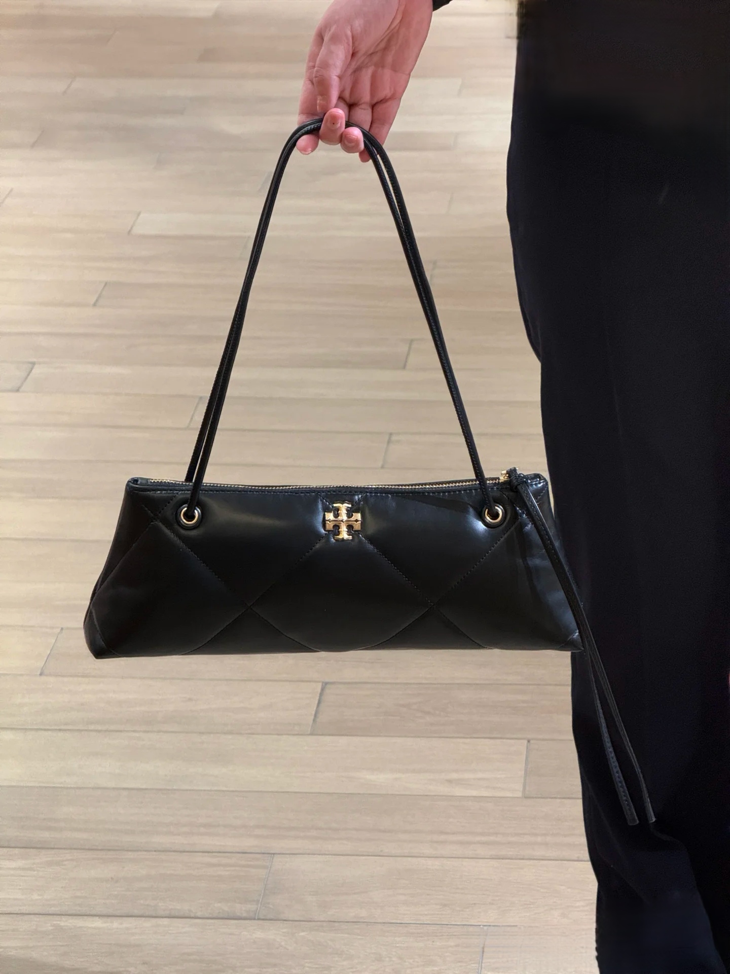 Tory Burch ～新 保龄球腋下包Kira 菱格纹绗缝肩背包 材质柔软 菱格纹绗缝立体蓬松 搭配斜面双 T Logo 饰件