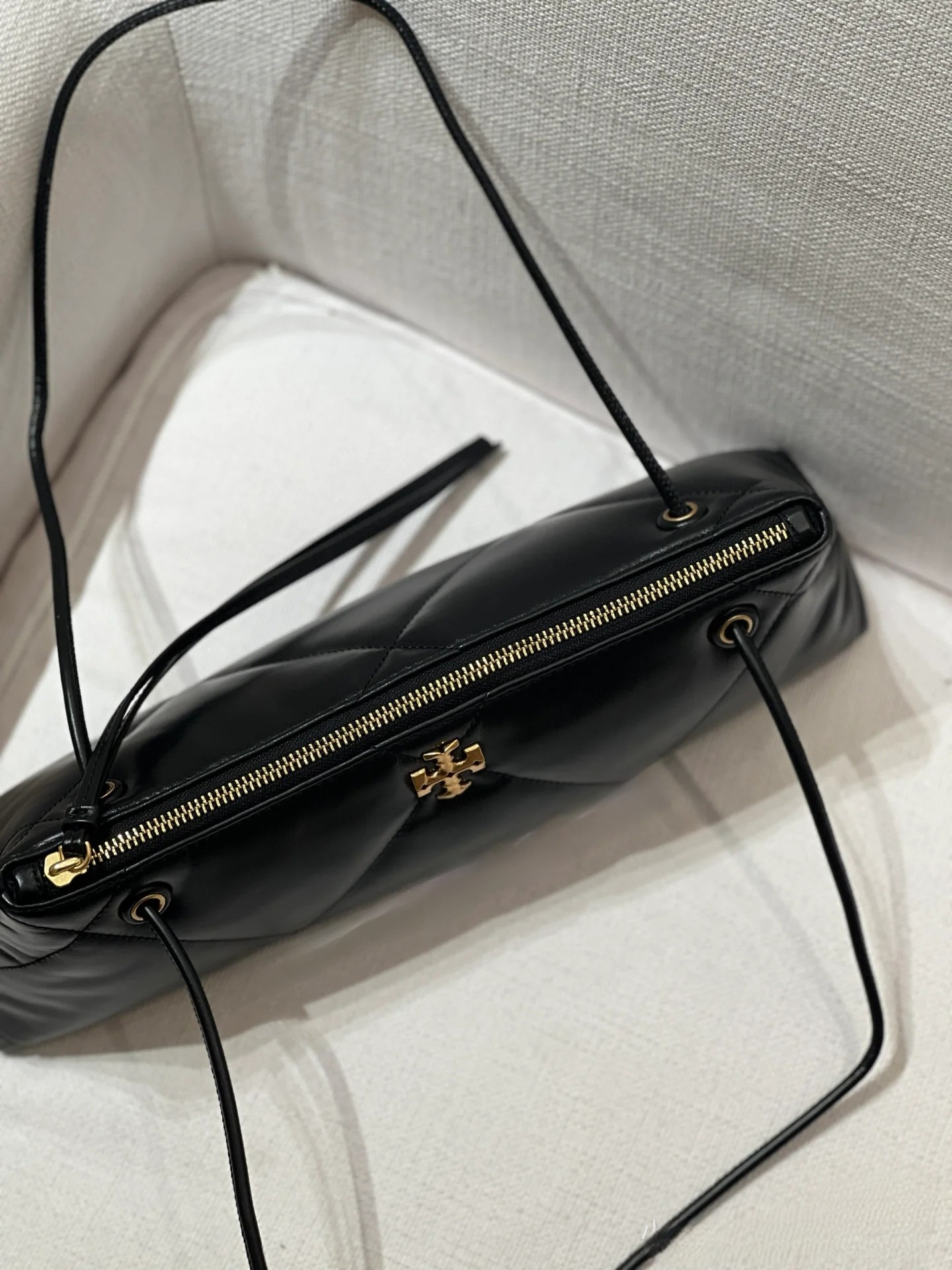 Tory Burch ～新 保龄球腋下包Kira 菱格纹绗缝肩背包 材质柔软 菱格纹绗缝立体蓬松 搭配斜面双 T Logo 饰件