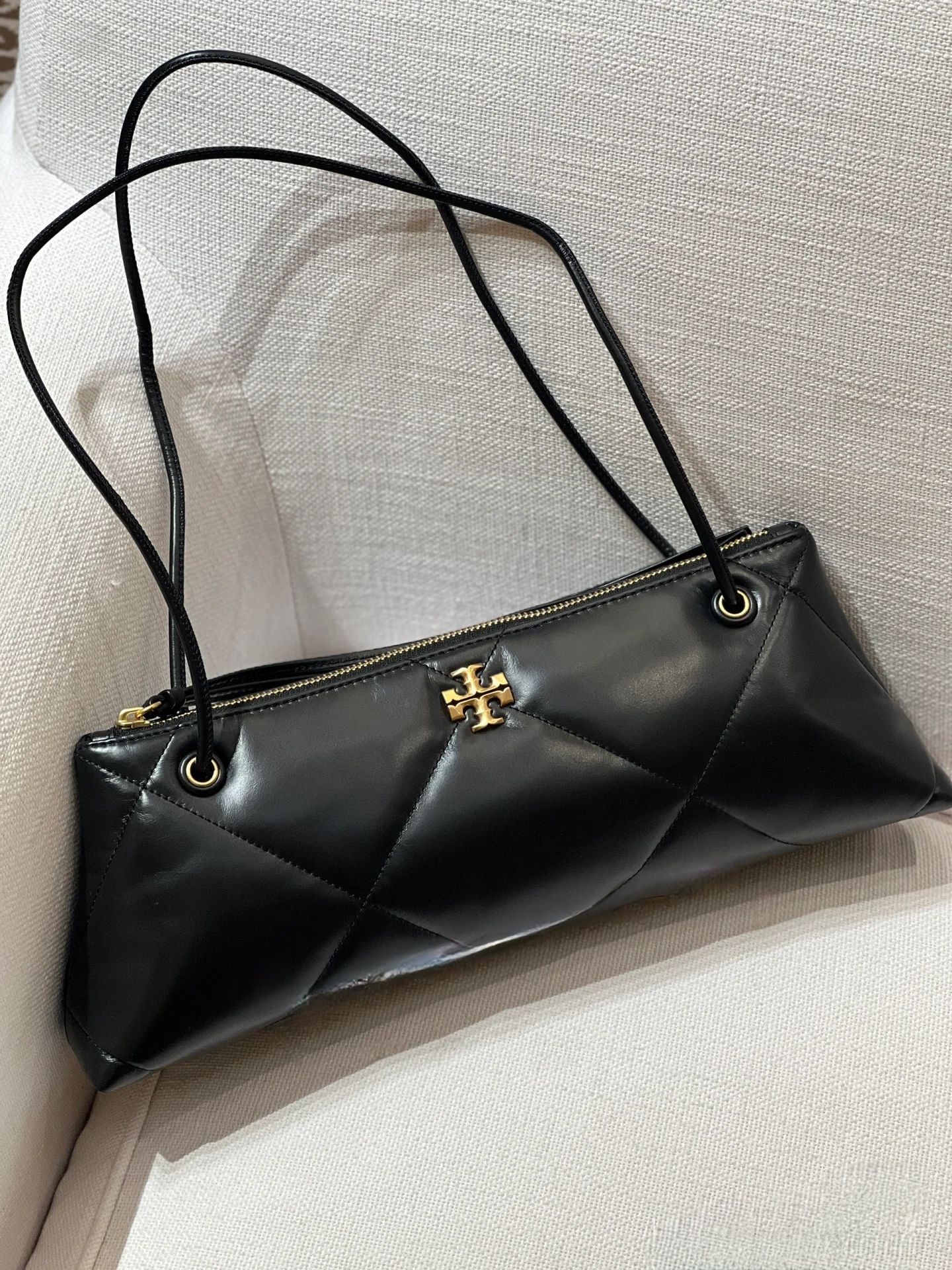 Tory Burch ～新 保龄球腋下包Kira 菱格纹绗缝肩背包 材质柔软 菱格纹绗缝立体蓬松 搭配斜面双 T Logo 饰件