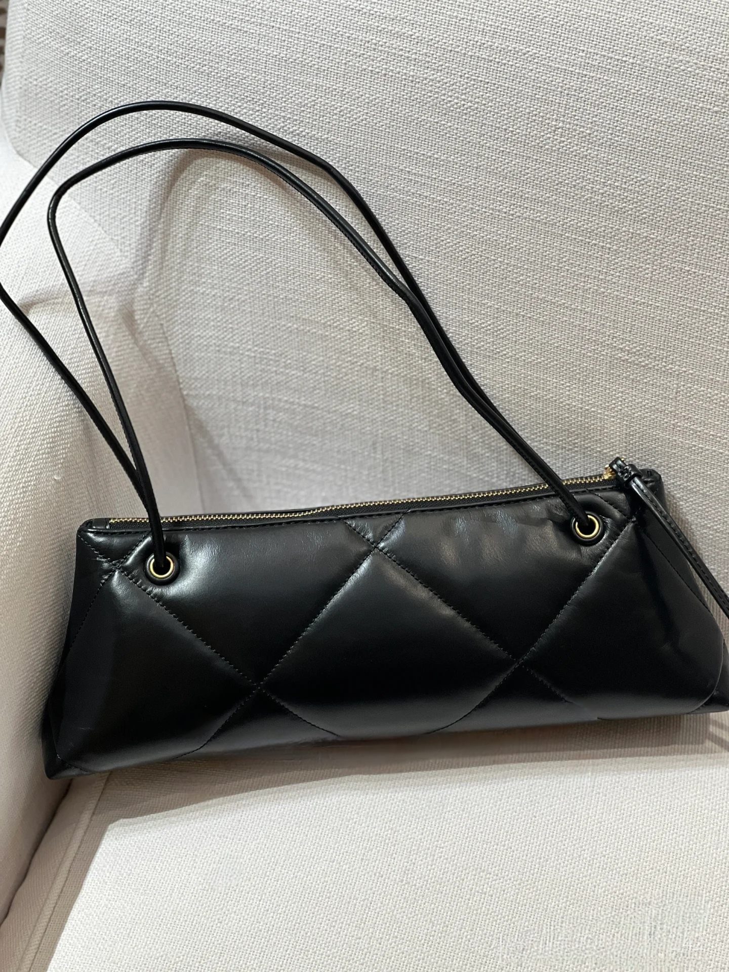Tory Burch ～新 保龄球腋下包Kira 菱格纹绗缝肩背包 材质柔软 菱格纹绗缝立体蓬松 搭配斜面双 T Logo 饰件