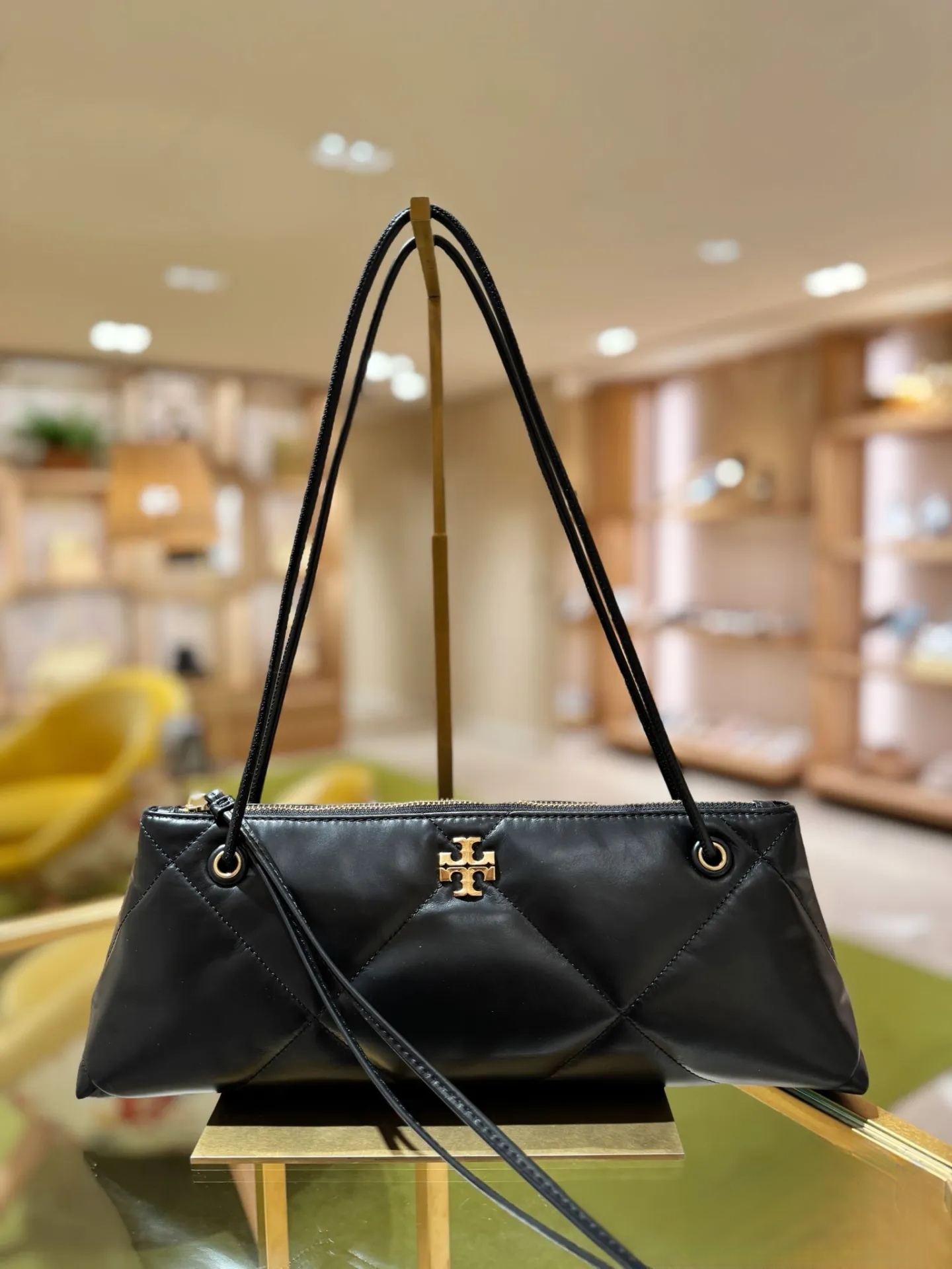 Tory Burch ～新 保龄球腋下包Kira 菱格纹绗缝肩背包 材质柔软 菱格纹绗缝立体蓬松 搭配斜面双 T Logo 饰件