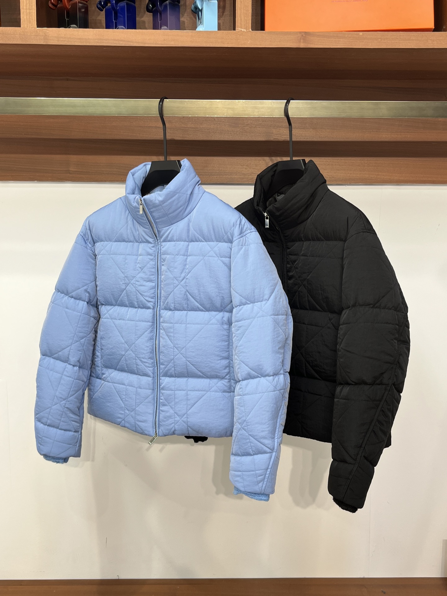 Dior/ 23FW CD 2023 🔥 🔥 90 1 46-54 46 : 56 132 61 62 48 : 57 136 63 50 : 58 140 64 52 : 59 144 65 54 : 60 148 66 Novità Piumino Novità Giacca Dior Piumino