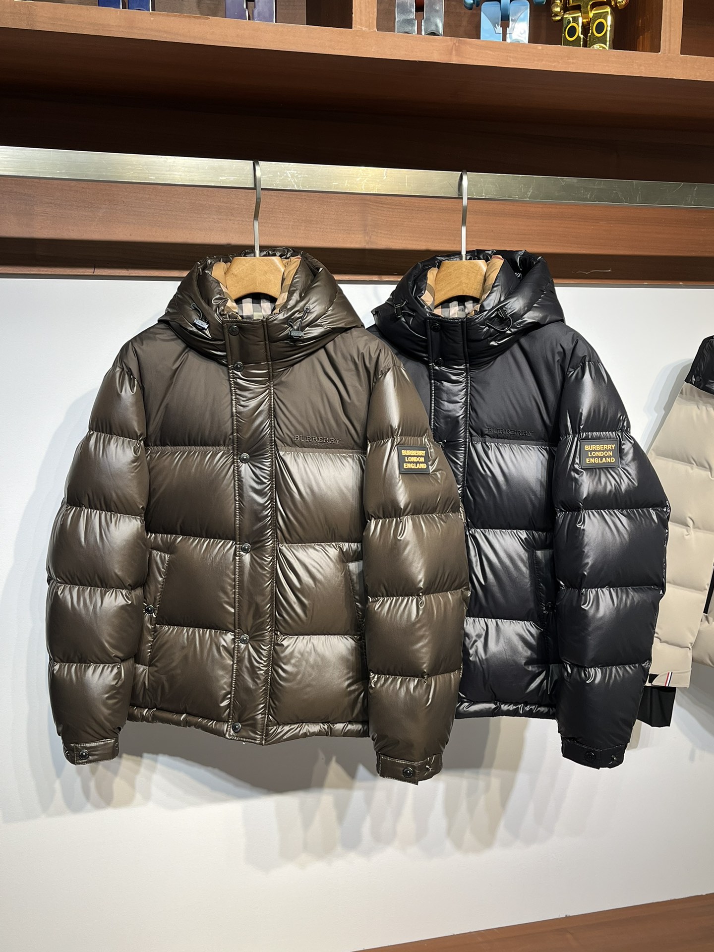 BURBERRY/巴宝莉徽标图案布羽绒服搭配连帽与防护性衣摆品牌徽标嵌花设计灵感源自1990年代英伦文化