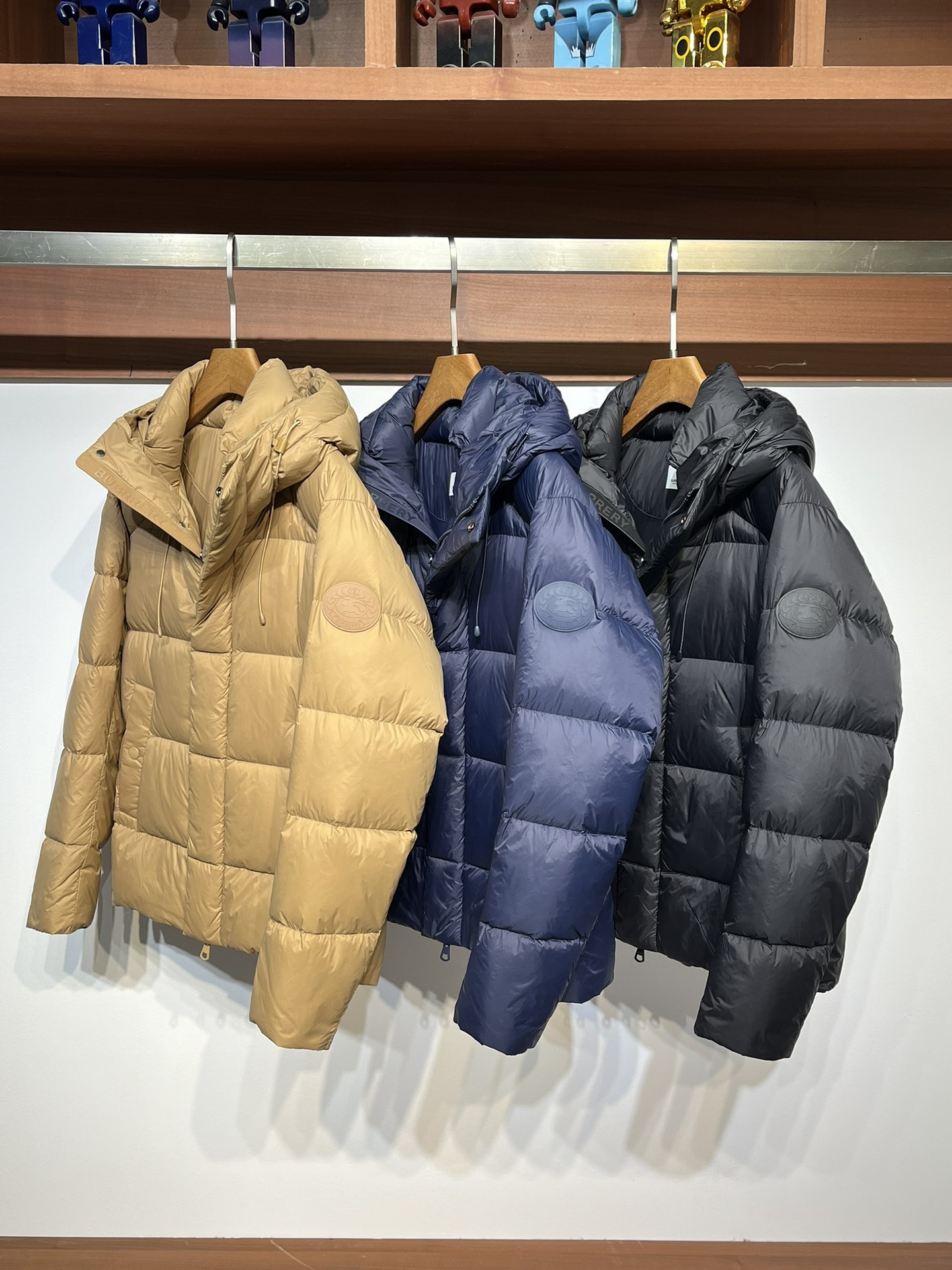 BURBERRY/巴宝莉24秋冬新款徽标图案布羽绒服搭配连帽与防护性衣摆品牌徽标嵌花设计灵感源自1990