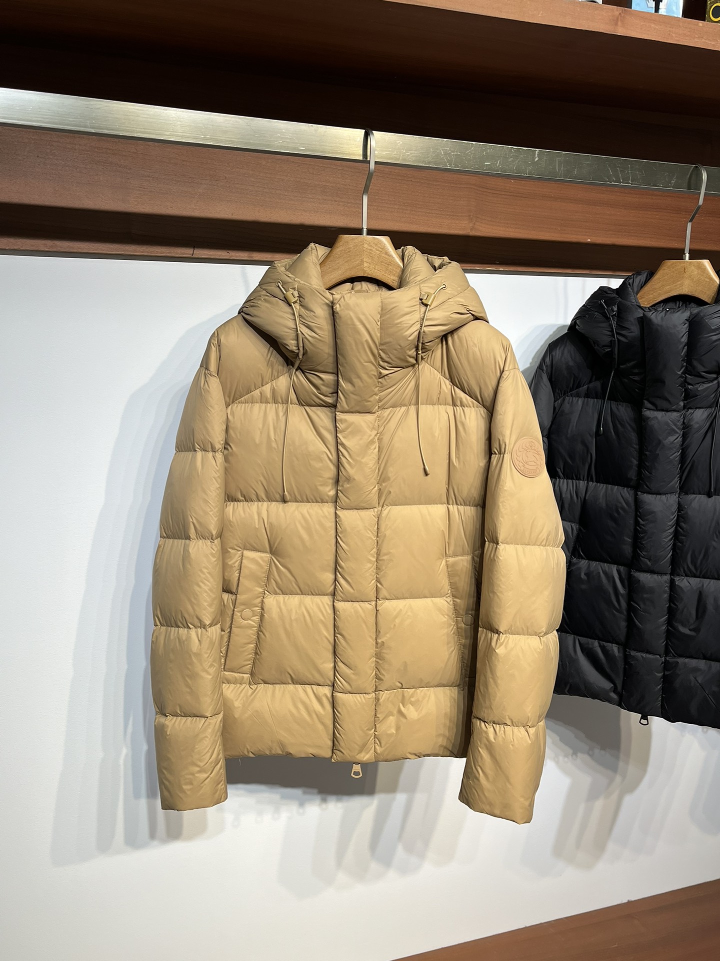 BURBERRY/巴宝莉24秋冬新款徽标图案布羽绒服搭配连帽与防护性衣摆品牌徽标嵌花设计灵感源自1990