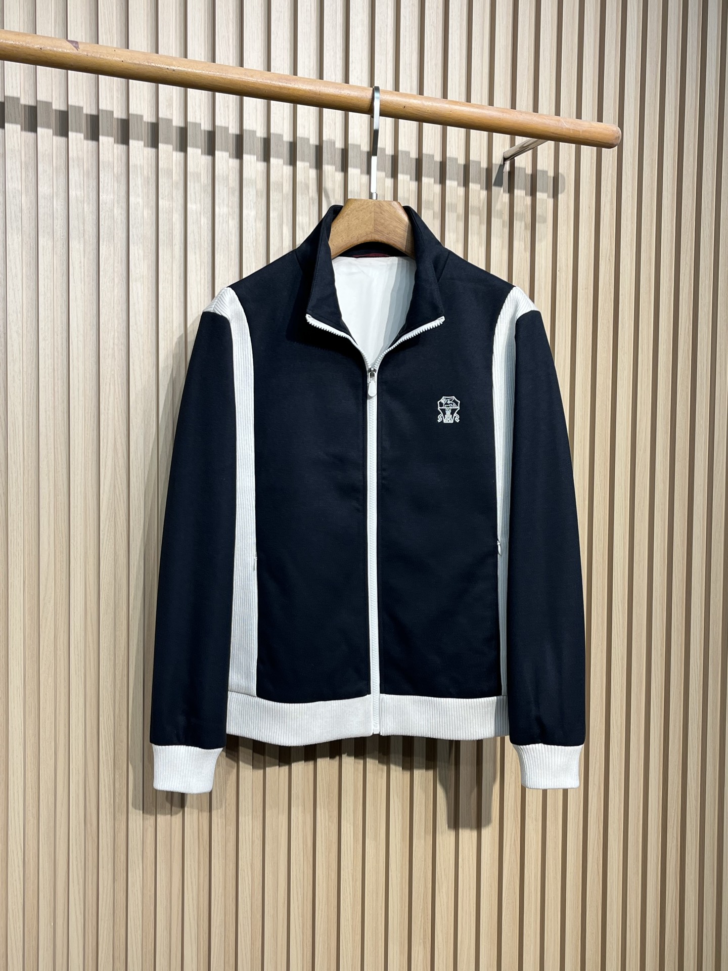 NO:497519,【251】 BC- Brunette Cucineli New knitted jacket, trading company channels are available, and it is released on the official website at the same time!  The series of couples are online, the fabric is breathable and has a certain sense of self-weight, and customizes the original imported top-grade knitted wool fabric!  It is breathable and comfortable to wear with close body, beautiful colors, eye-catching and fashionable. The unique patterns can definitely make you outstanding among the crowd!  The upper body effect is age-reducing and versatile. It can easily get daily casual outfits for both men and women!  Size M-3XL Color black 48 garment length 65 shoulder width 45 sleeve length 60 bust 108 50 garment length 66 shoulder width 46 sleeve length 61 bust 112 52 garment length 67 shoulder width 47 sleeve length 62 bust 116 54 garment length 68 shoulder width 48 sleeve length 63 bust 120 56 garment length 69 shoulder width 49 sleeve length 64 bust 124, brunello cucinelli, jackets & coats, jackets & coats, alexander wang19860909【251】 BC- Brunette Cucineli 新款针织夹克外套,贸易公司渠道稀出,同步官网发售！系列情侣上线,面料透气有一定的自重感,定制原版进口顶级针织羊毛面料！贴身穿着透气亲肤舒适,色彩靓丽、吸睛时髦度爆棚,与众不同的图案绝对可以让你在人群中出彩万分！上身效果减龄又百搭,轻松Get起日常休闲穿搭,男女皆可轻松驾驭！尺码M-3XL 颜色黑色 48衣长65 肩宽45袖长60胸围108 50衣长66肩宽46袖长61胸围112 52衣长67肩宽47袖长62胸围116 54衣长68肩宽48袖长63胸围120 56衣长69肩宽49袖长64胸围124,,brunello cucinelli,jackets & coats,jackets & coats,alexander wang,Men's clothing