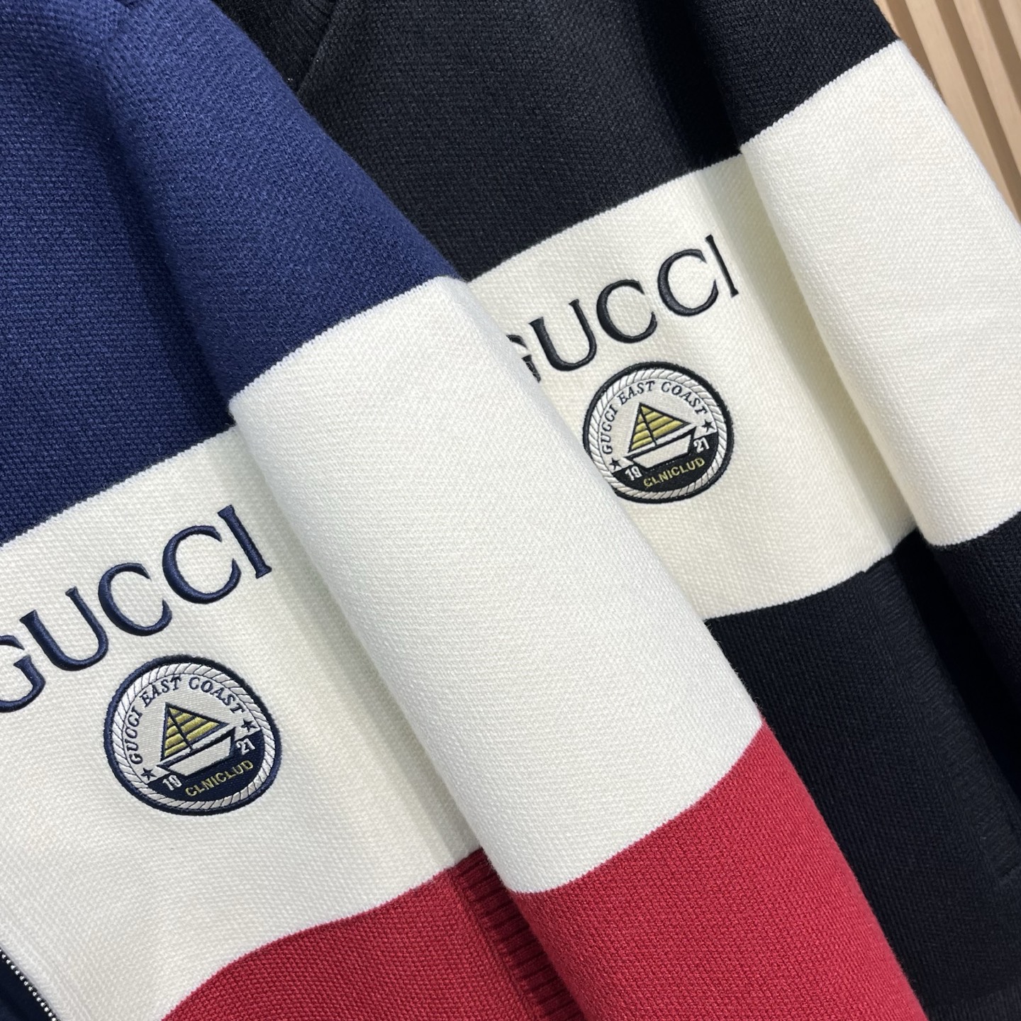 GUCCI/古驰 2025fw新款拼接色刺绣徽标针织开衫毛衣有多色拼接款式，其中一款主体由藏蓝色、白色和