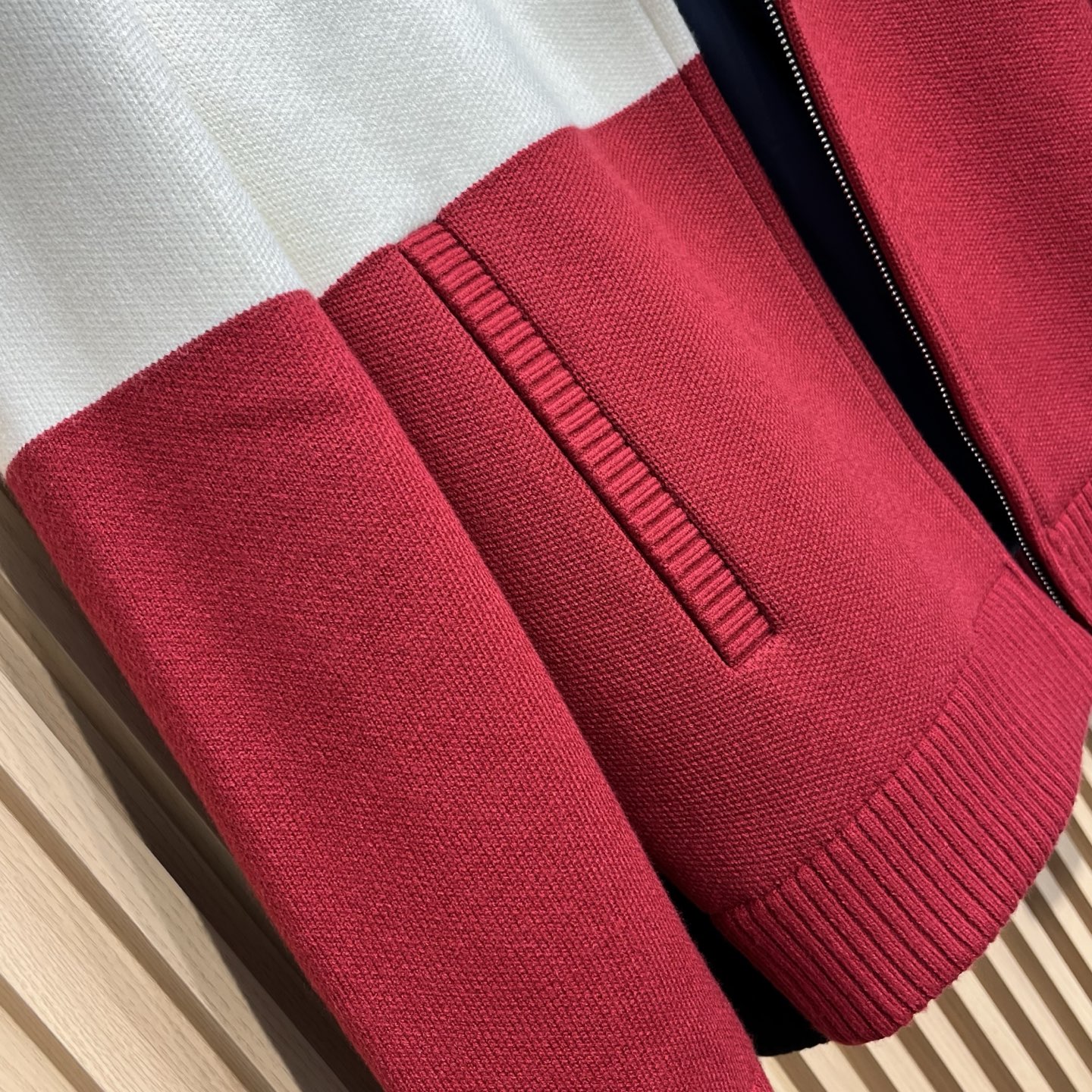 GUCCI/古驰 2025fw新款拼接色刺绣徽标针织开衫毛衣有多色拼接款式，其中一款主体由藏蓝色、白色和