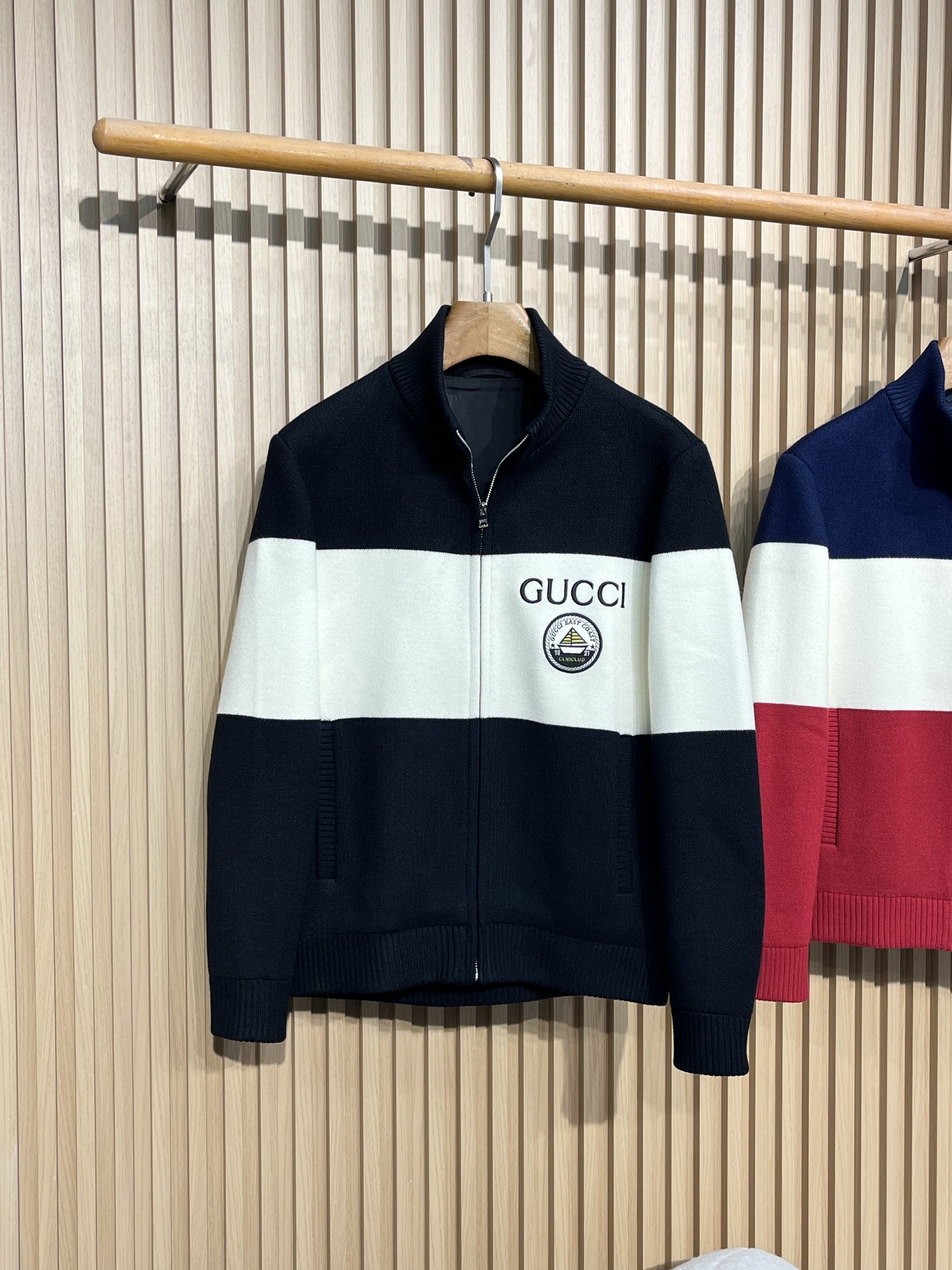 GUCCI/古驰 2025fw新款拼接色刺绣徽标针织开衫毛衣有多色拼接款式，其中一款主体由藏蓝色、白色和