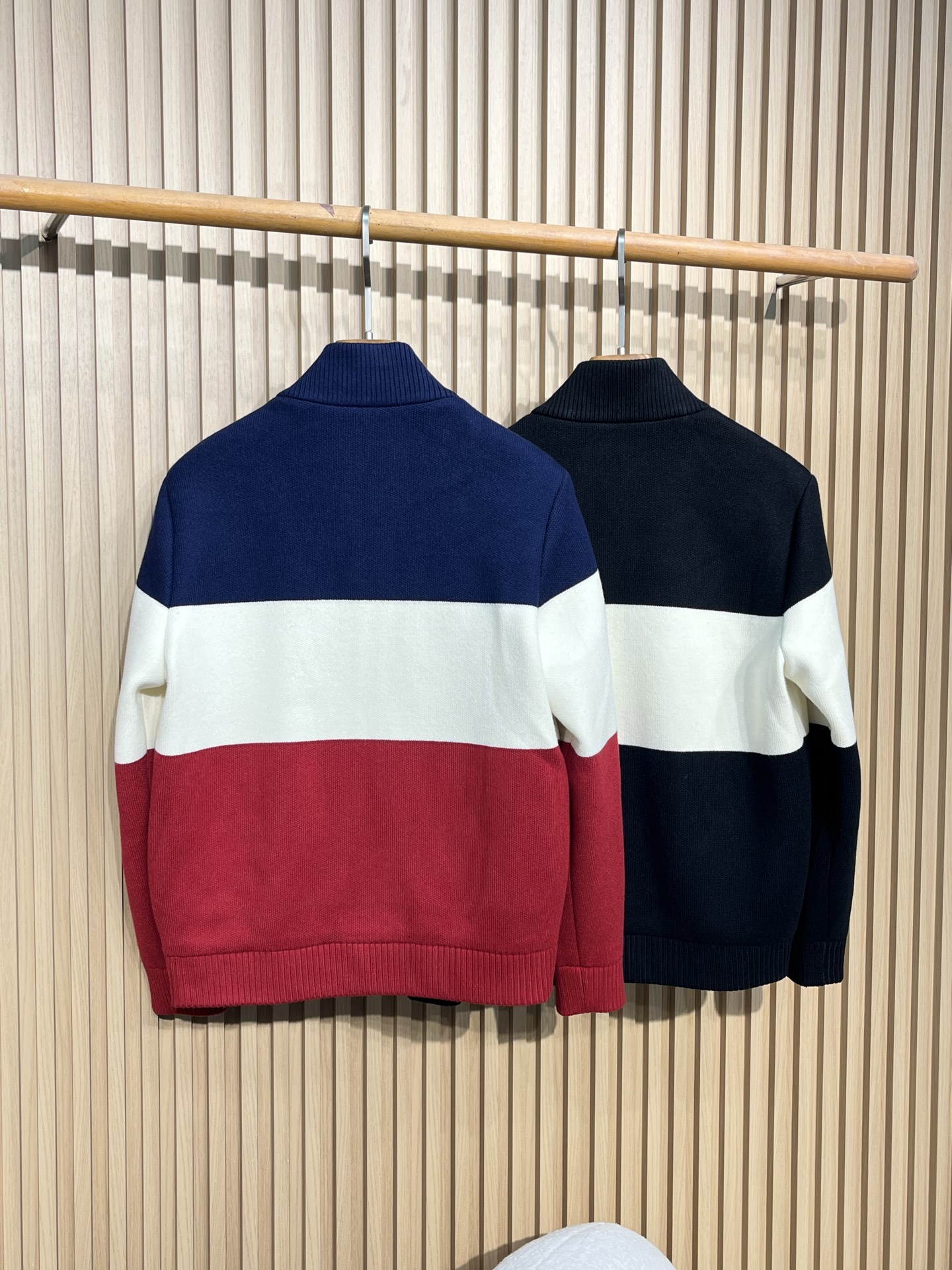 GUCCI/古驰 2025fw新款拼接色刺绣徽标针织开衫毛衣有多色拼接款式，其中一款主体由藏蓝色、白色和