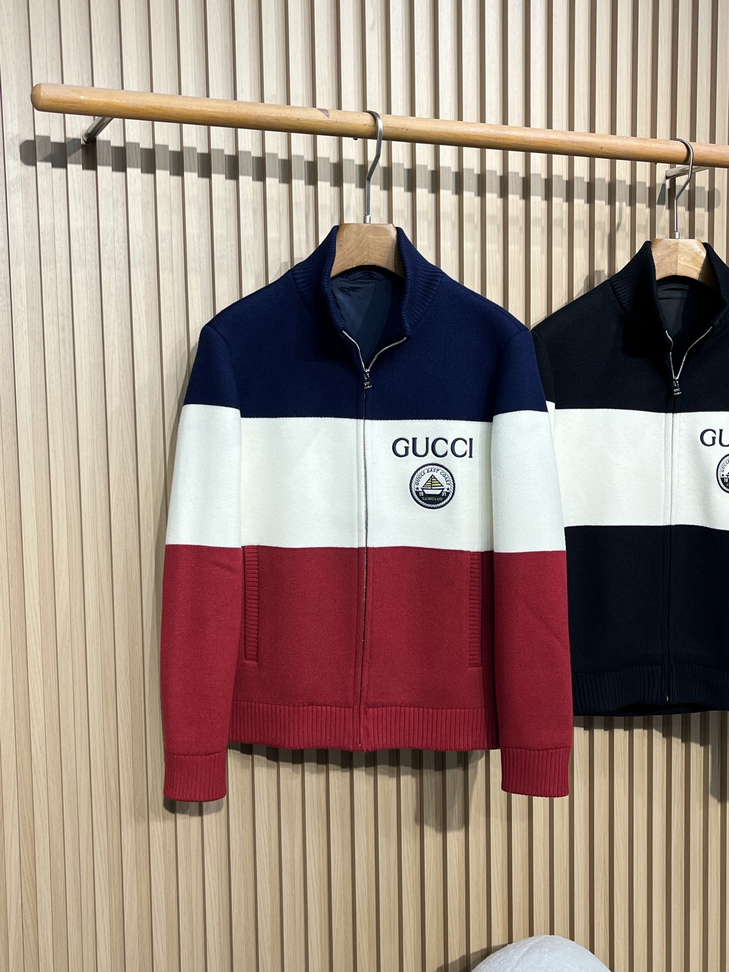 GUCCI/古驰 2025fw新款拼接色刺绣徽标针织开衫毛衣有多色拼接款式，其中一款主体由藏蓝色、白色和