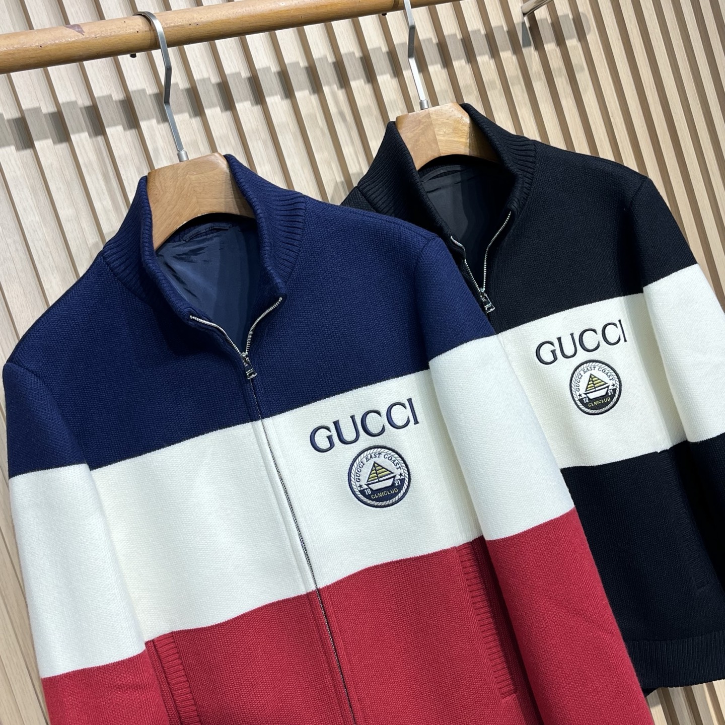GUCCI/古驰 2025fw新款拼接色刺绣徽标针织开衫毛衣有多色拼接款式，其中一款主体由藏蓝色、白色和