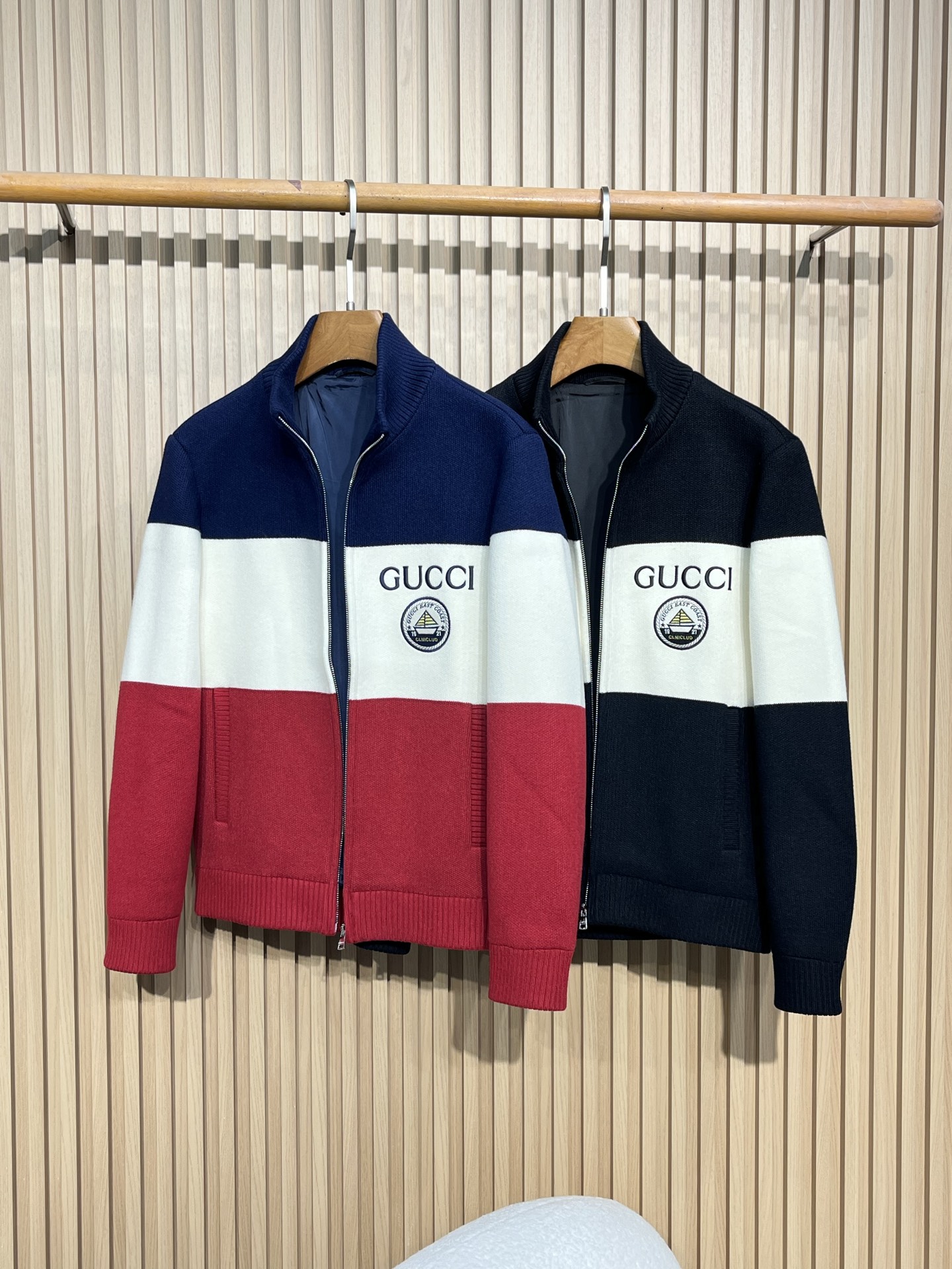 GUCCI/古驰 2025fw新款拼接色刺绣徽标针织开衫毛衣有多色拼接款式，其中一款主体由藏蓝色、白色和