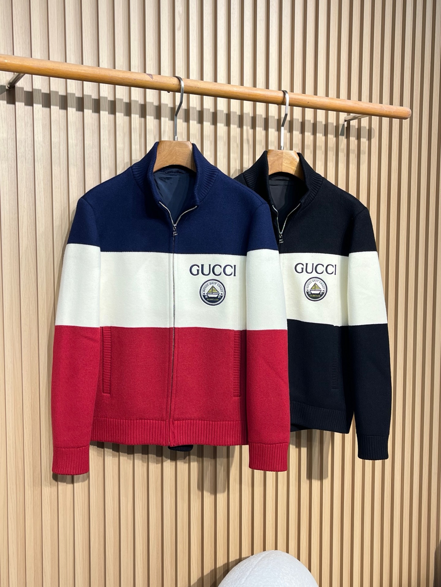 GUCCI/古驰 2025fw新款拼接色刺绣徽标针织开衫毛衣有多色拼接款式，其中一款主体由藏蓝色、白色和