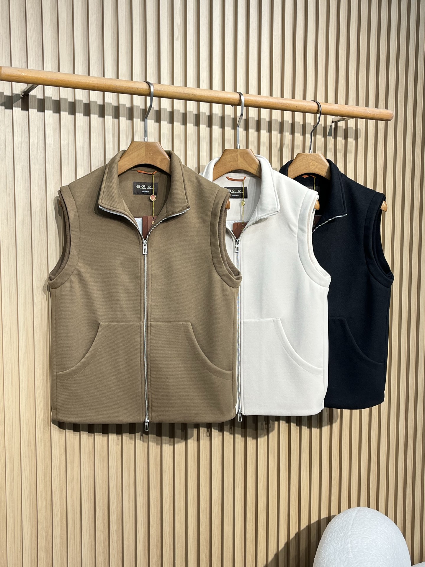 NO:497535,【317】LSS autumn and winter new vest jacket. Latest style. The counter custom fabric is soft and glutinous, skin-friendly, anti-wrinkle and stylish, comfortable on the upper body; the chest is decorated with brand logo, which is highly recognizable; stand-up collar design, business and casual merger; polyester fiber lining, full of high-end sense; a vest suitable for many occasions, not picking the age of age. 【Color】Beige Khaki Black 【Count】48-56 48 Clothes 62 Shoulder width 42 Bust 102 50 Clothes 63 Shoulder width 43 Bust 106 52 Clothes 64 Shoulder width 44 Bust 54 Clothes 65 Shoulder width 45 Bust 114 56 Clothes 66 Shoulder width 46 Bust ,loro piano, jackets & coats,alexander wang19860909【317】LSS秋冬新款马甲外套.最新款.专柜定制面料软糯亲肤,抗皱有型,上身舒适；胸前饰以品牌logo,辨识度极高；立领设计,商务与休闲兼并；聚脂纤维内衬,高级感满满；一款适合多种场合,不挑年纪的马甲.【颜色】米色 卡其色 黑色【码数】48-56 48衣长62肩宽42胸围102 50衣长63肩宽43胸围106 52衣长64肩宽44胸围 54衣长65肩宽45胸围114 56衣长66肩宽46胸围,,loro piana,jackets & coats,alexander wang,Men's clothing