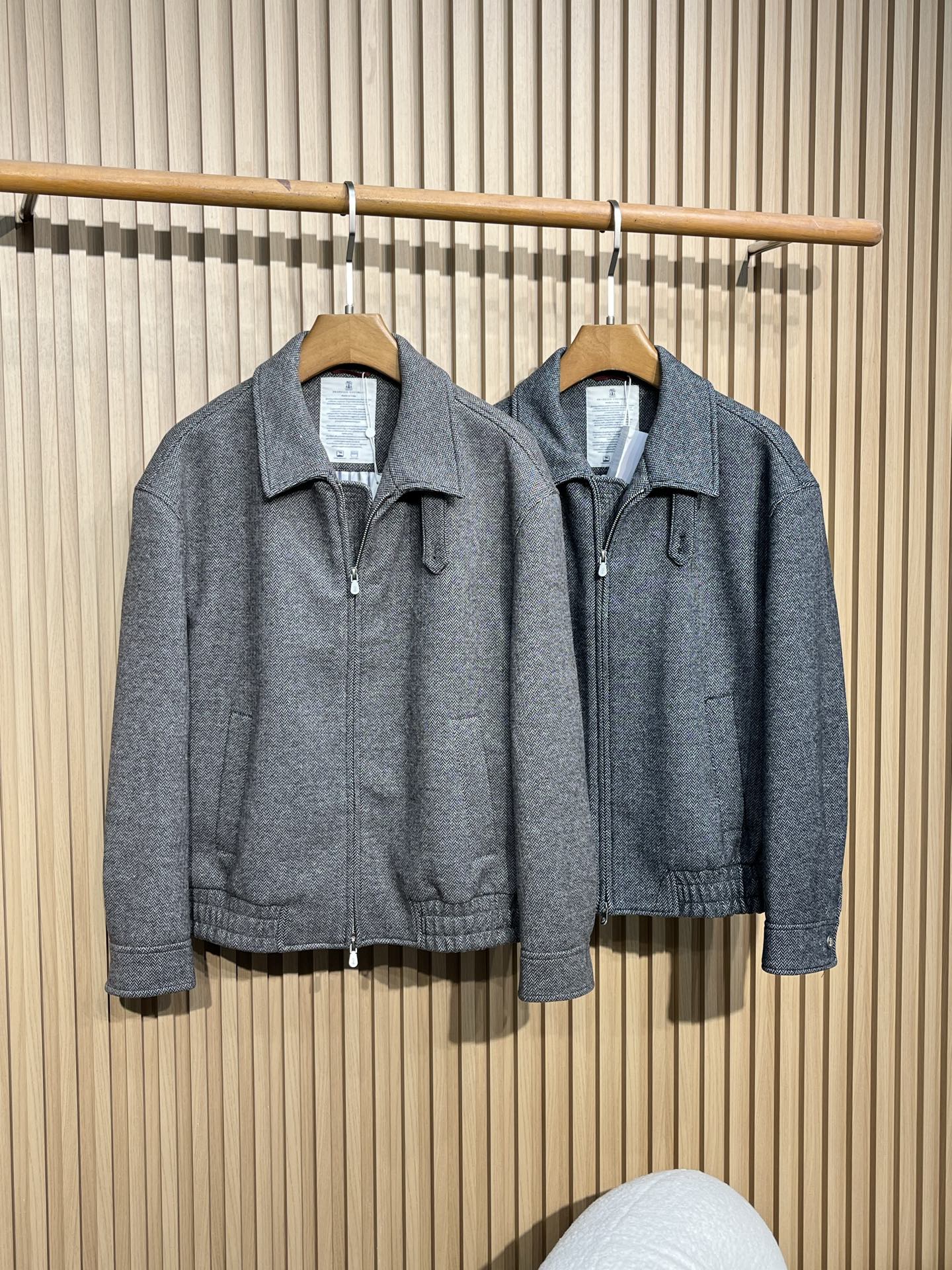 NO:497492,The price is 20,000 yuan imported Italian wool blend comes from fashionable and elegant BC-24 autumn and winter new stand collar spliced ​​oatmeal lamb wool top luxury wool blend herringbone texture fabric built-in padded hot charm high luxury cotton men's business casual bomber jacket BC is called the low-key luxury 'king of cashmere' and 'real luxury in the clothing industry', designing the top cashmere fabric with a low-key luxury feeling. Its brand focuses on the craftsmanship and technology of clothing. Among them, the cashmere series is very famous, and each cashmere clothing is a unique work of art. The wool cotton jacket I brought today can undoubtedly feel BC's consistent design style at a glance, and the high luxury and elegant manly temperament is unobstructed!  !  High-end blended ingredients are made of fine men's clothing, imported wool blended fabric from Italy to create a cashmere-like body feel, high-quality men's jacket, one piece is enough to survive the winter!  The color is bright, uniform in color, delicate hair quality, skin-friendly and not tugged, delicate and soft, fluffy and plump feel is really comfortable, soft and fine density, it will not deform when worn for a long time, and it has soft and wrinkle resistance, not easy to pill, wind-resistant warmth, and has a tight and sturdy surface, with a delicate texture! At the same time, the hot charm cotton filling inside greatly improves the overall warmth effect, and you won’t feel any chill when going out in the cold winter in the south!  The collar design with a lapel with a lapel, imported lamb fur splicing, more caring for our neck warm and close-fitting, double-head zippered closure, easy to put on and take off, is produced by original OEM, decades of experience in garment making, all the accessories are original B quality, sewn by imported German machines, the wiring is more accurate and delicate, flat and smooth, and has technology that domestic machines do not have, and the wiring is extremely difficult. All buttons are hand-sewn by the masters. You can feel their weight and super high quality when you get it!  The style is exquisite and the fabric is outstanding. You can appear confidently when you wear it!  Color, Jackets & coats, Jackets & coats, Alexander wang19860909工价小2W进口意大利羊毛混纺来自时尚雅痞BC-24秋冬新款立领拼接燕麦色羊羔毛顶奢羊毛混纺人字纹肌理面料内置填充热魅力高奢棉男士商务休闲飞行员夹克外套 BC被称之为低调奢华的 “山羊绒之王” 和 “服装界真正的奢侈品”,把顶级的羊绒面料设计出一种低调奢华的感觉.其品牌注重服装的工艺和技术.其中,羊绒系列非常有名,每一件羊绒服装都是独一无二的艺术品,今天带来的这件绵羊毛夹棉外套无疑一眼看到就能感受到BC一贯的设计风格,高奢儒雅男士气质一览无余！！ 高端混纺成分打造而成的精品男装,意大利进口绵羊毛混纺面料,打造羊绒般的体感,高克重男士外套,一件足以过冬！色泽鲜亮,颜色均匀,毛质细腻,亲肤不扎身,细腻柔软,蓬松丰盈的手感真的很舒适,柔软细密度很高,长久穿着不会变形拥有柔软抗皱、不易起球、抗风保暖性很好,紧密结实的织面,拥有细腻的肌理感!同时内里热魅力棉填充更是大大提升了整体保暖效果,在南方寒冷的冬天出门也不会感到丝毫寒意！ 立领可翻领的领型设计,进口羊羔毛拼接,更呵护我们的颈部温暖又贴身,双头拉链门襟,穿脱方便抵御寒风,源自原厂代工出品,几十年的制衣经验,辅料全部是原B品质,德国进口机器缝制而成,走线更精准细腻,平整服帖,拥有国内机器没有的技术,走线难度也极高,所有的扣子全部由老师傅们手工缝制而成,拿到手就能感受到其重量与超高品质了！版型考究,面料出众,穿上身就可以自信出场！ 颜色,,jackets & coats,jackets & coats,alexander wang,Men's clothing