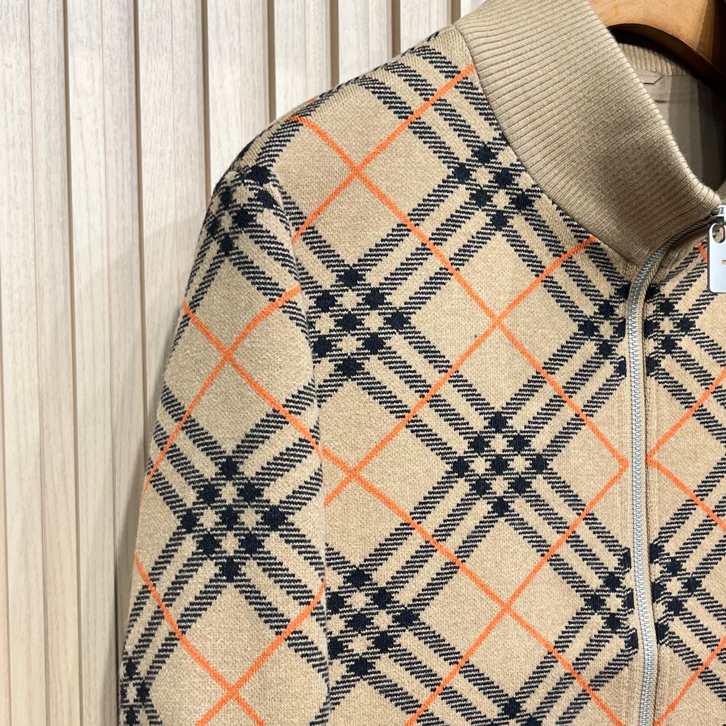 “Wool Knitted Collars and Jackets: Classic Fall and Winter Fashion for Men and Women – Online Sales Available!” - 图片 5