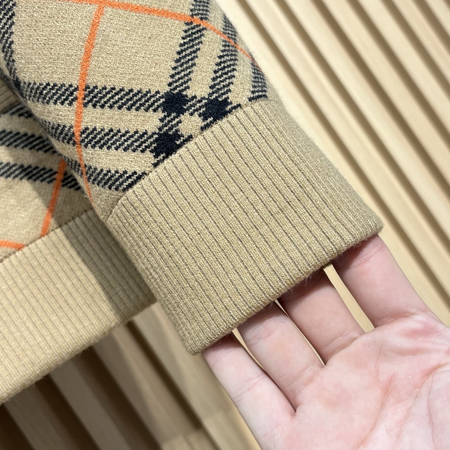 “Wool Knitted Collars and Jackets: Classic Fall and Winter Fashion for Men and Women – Online Sales Available!” - 图片 8