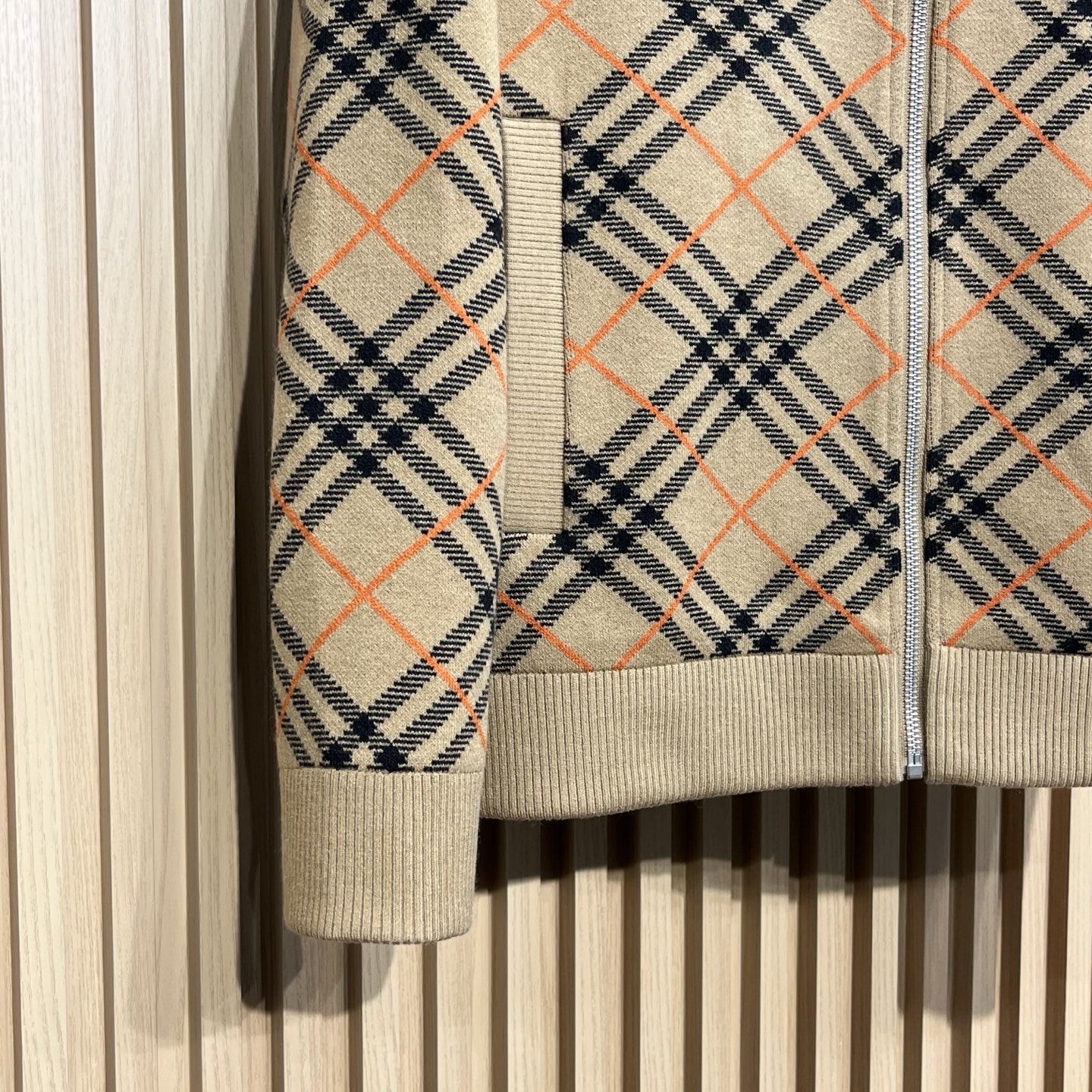 “Wool Knitted Collars and Jackets: Classic Fall and Winter Fashion for Men and Women – Online Sales Available!” - 图片 6