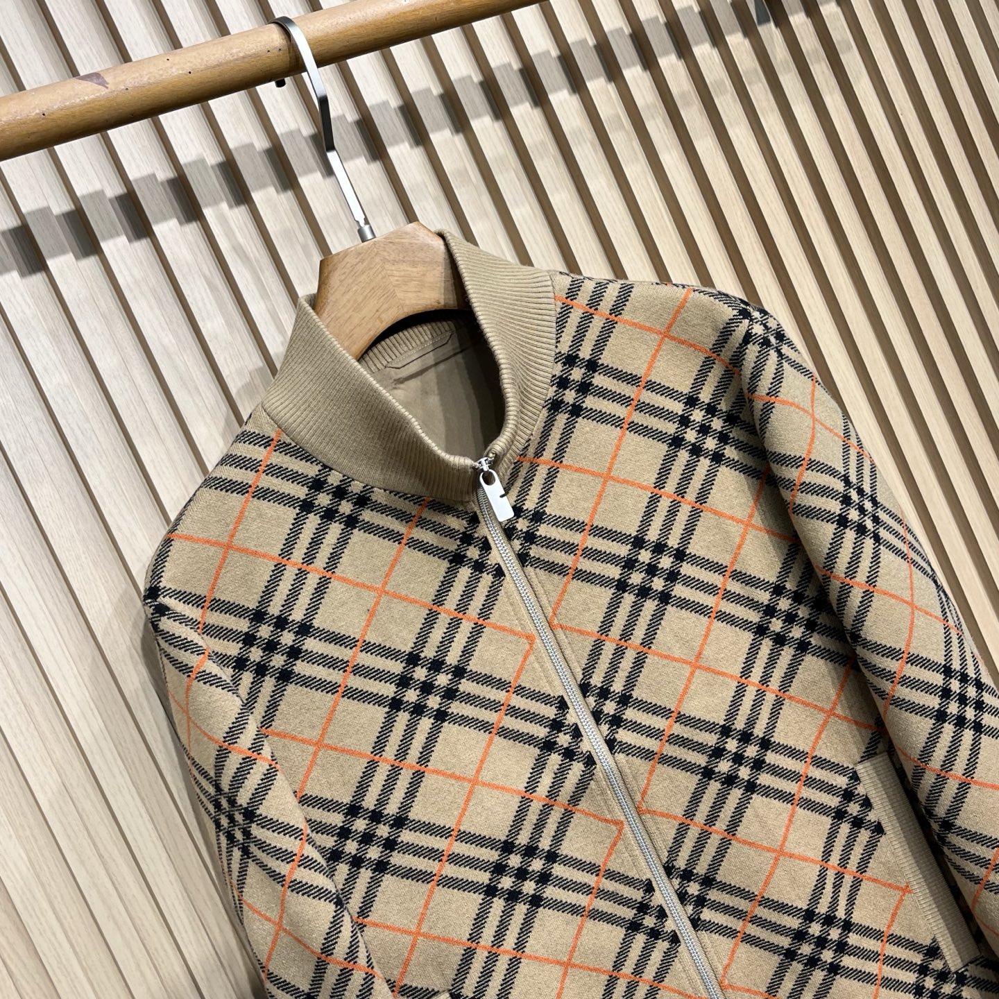 “Wool Knitted Collars and Jackets: Classic Fall and Winter Fashion for Men and Women – Online Sales Available!” - 图片 4