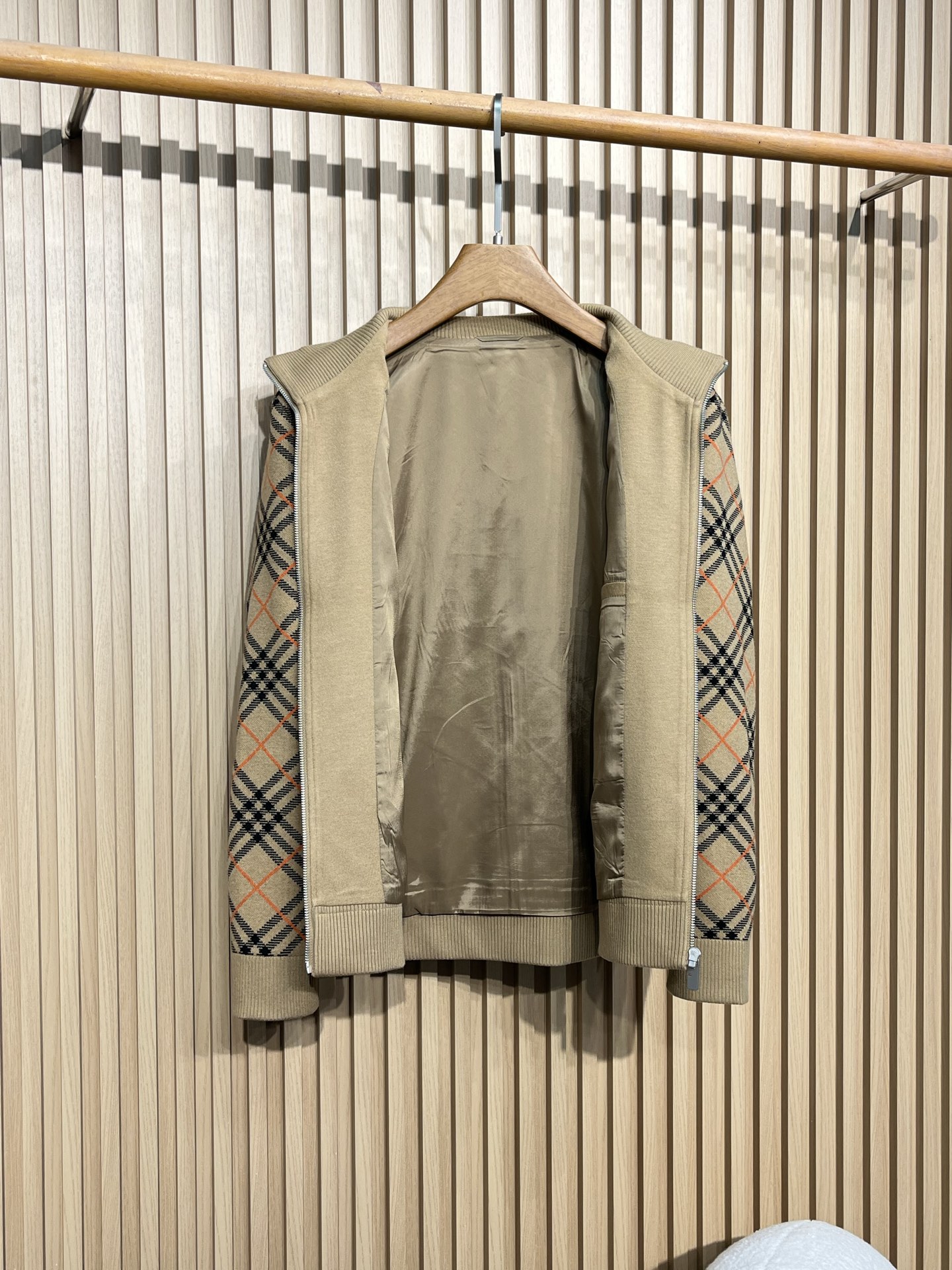 “Wool Knitted Collars and Jackets: Classic Fall and Winter Fashion for Men and Women – Online Sales Available!” - 图片 2