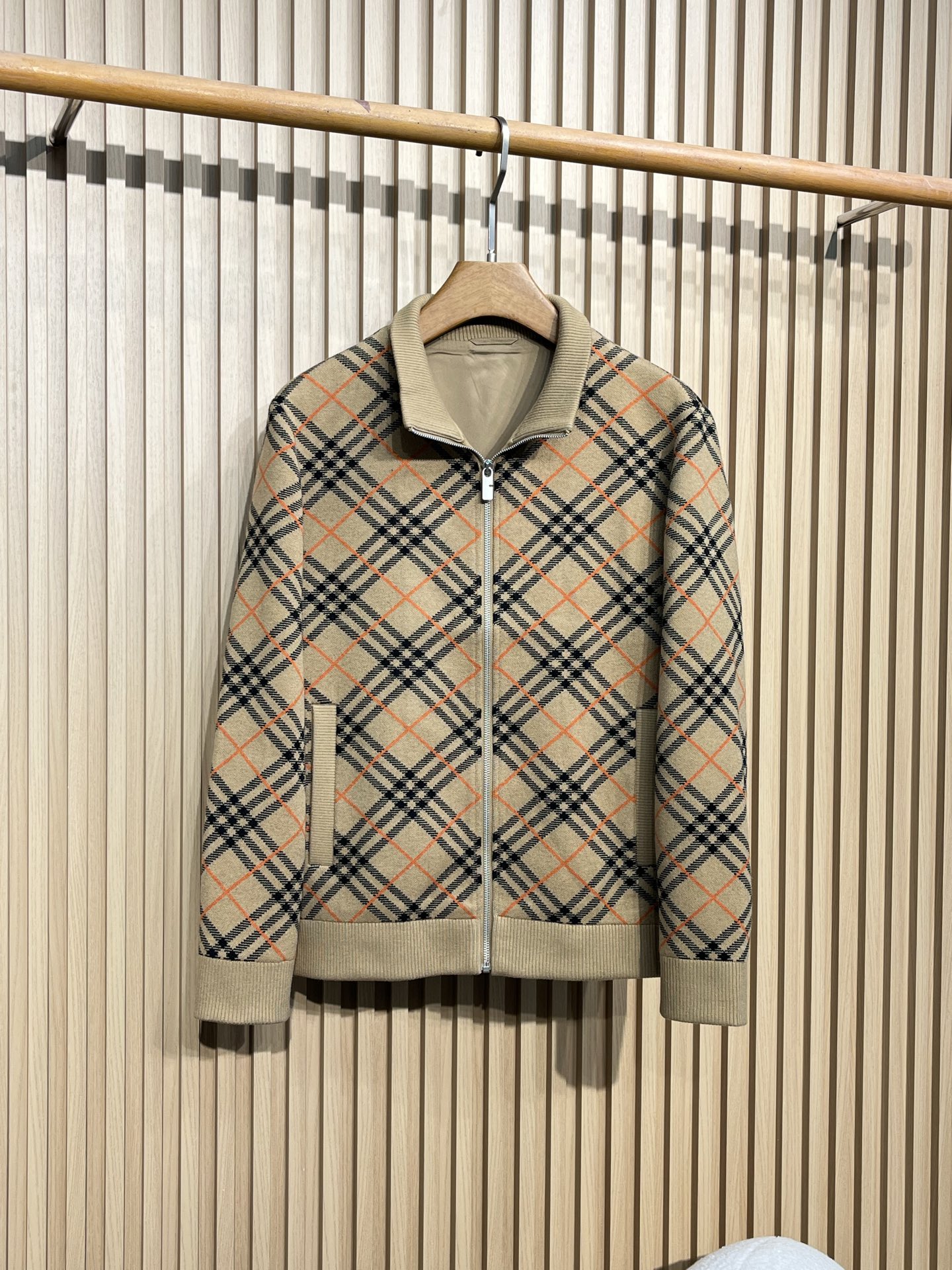 “Wool Knitted Collars and Jackets: Classic Fall and Winter Fashion for Men and Women – Online Sales Available!” - 图片 1