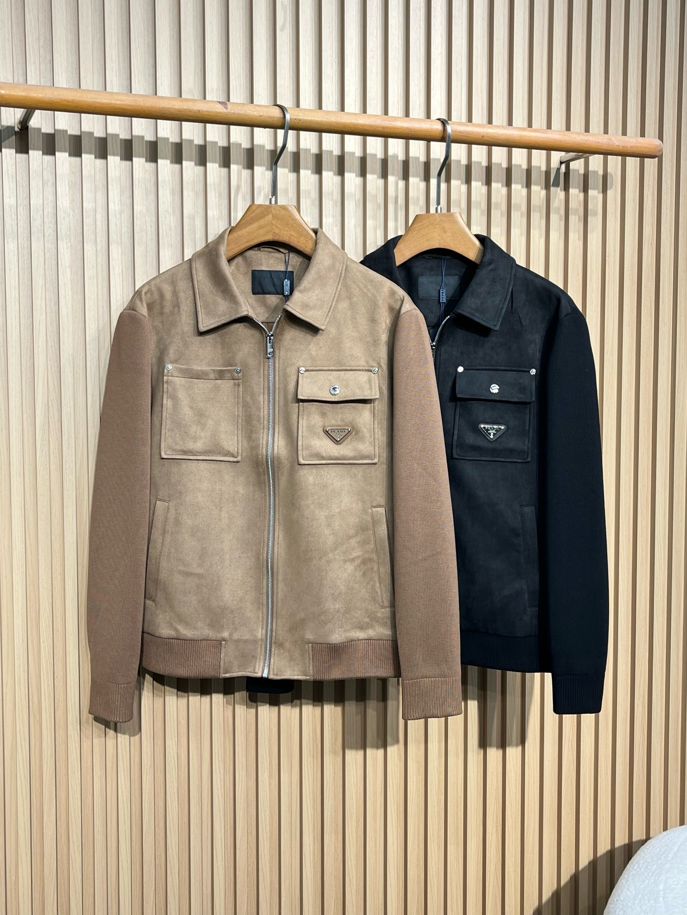 NO:497537,【357】25 autumn and winter PRADA knitted splicing jacket, custom knitted fabric, front splicing reverse velvet leather fabric, not only has excellent feel but also three-dimensional and stylish, perfectly blending the calmness of business and the freedom of leisure, and adapting to various occasions!   48-56 48 shoulder width 47 bust 108 clothes length 65 sleeve length 61 50 shoulder width 48 bust 112 clothes length 66 sleeve length 62 52 shoulder width 49 bust 116 clothes length 67 sleeve length 63 54 shoulder width 50 bust 120 clothes length 68 sleeve length 64 56 shoulder width 51 bust 124 clothes length 69 sleeve length 65,,prada,jackets & coats,alexander wang19860909【357】25秋冬PRADA针织拼接夹克 选用定制针织面料 正身前拼接反绒皮面料 不仅手感极佳而且立体有型 完美融合商务的沉稳与休闲的自在 适配各种场合！  码数48-56 48肩宽47胸围108衣长65袖长61 50肩宽48胸围112衣长66袖长62 52肩宽49胸围116衣长67袖长63 54肩宽50胸围120衣长68袖长64 56肩宽51胸围124衣长69袖长65,,prada,jackets & coats,alexander wang,Men's clothing