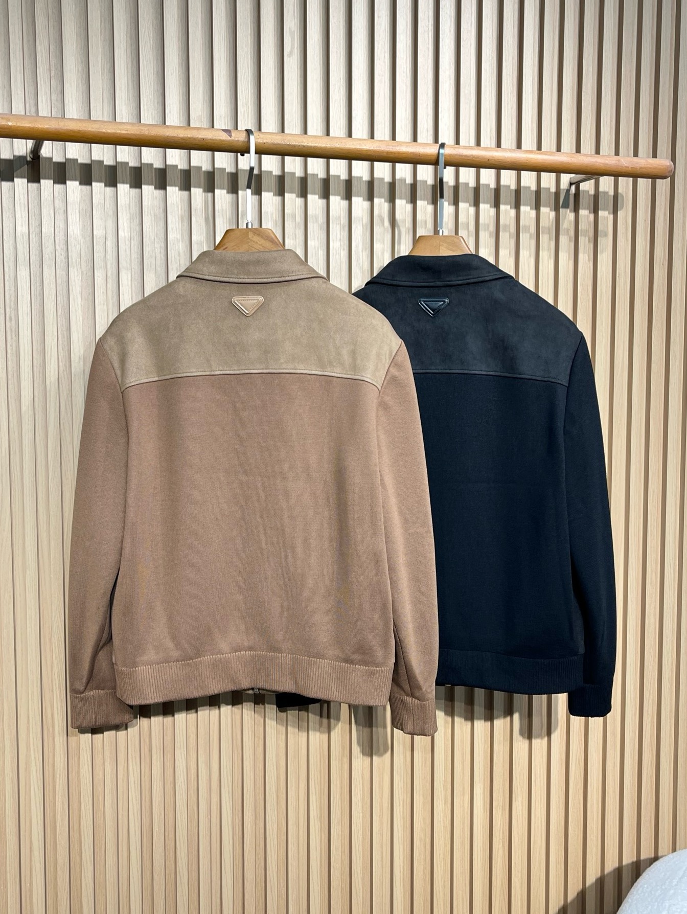 ！25秋冬PRADA针织拼接夹克 选用定制针织面料 正身前拼接反绒皮面料 不仅手感极佳而且立体有型 完美