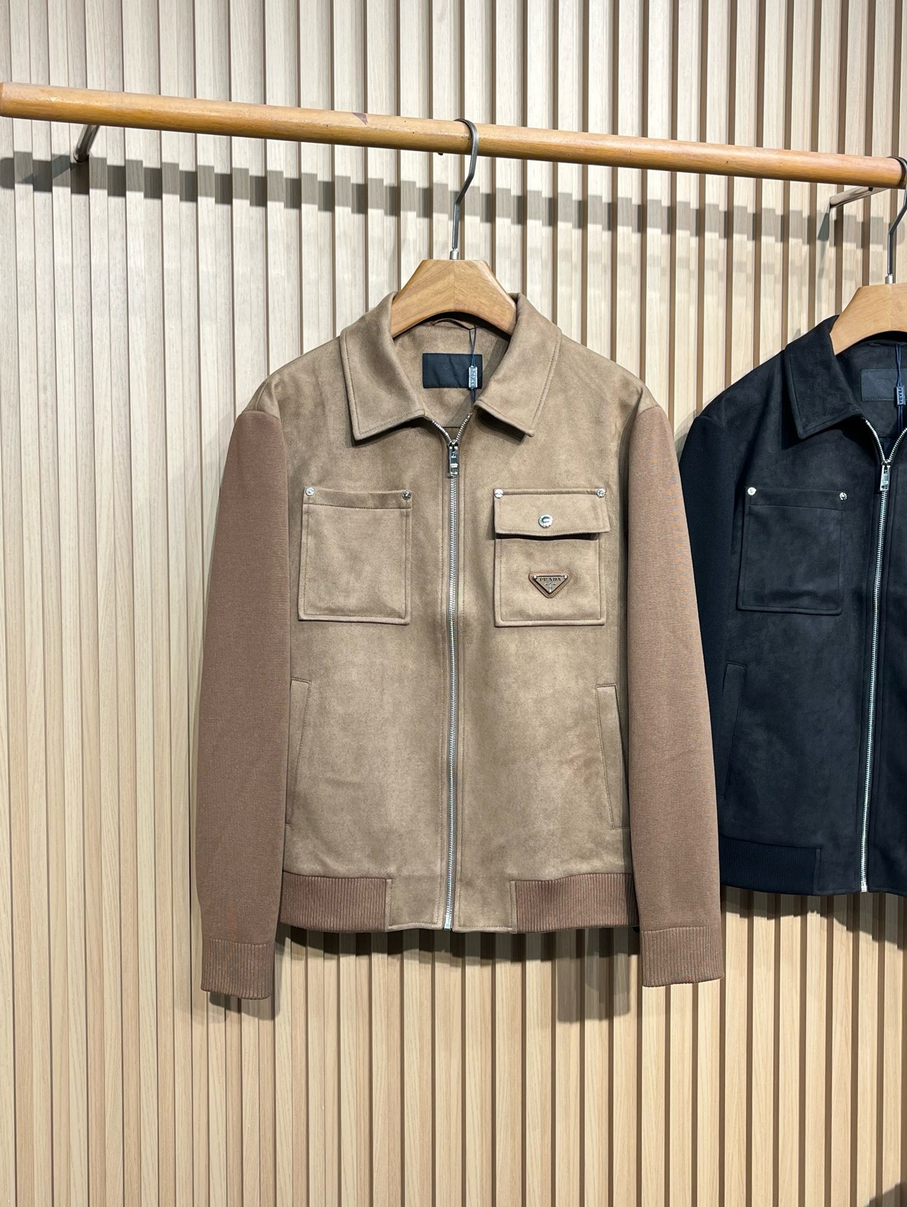 ！25秋冬PRADA针织拼接夹克 选用定制针织面料 正身前拼接反绒皮面料 不仅手感极佳而且立体有型 完美