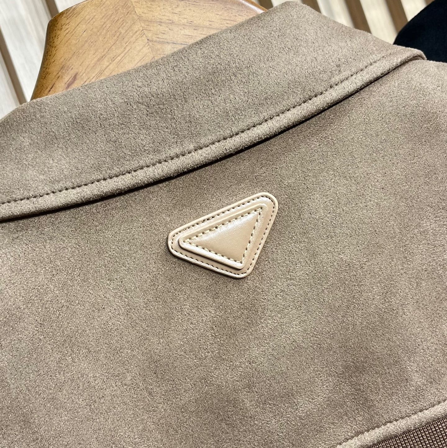 ！25秋冬PRADA针织拼接夹克 选用定制针织面料 正身前拼接反绒皮面料 不仅手感极佳而且立体有型 完美