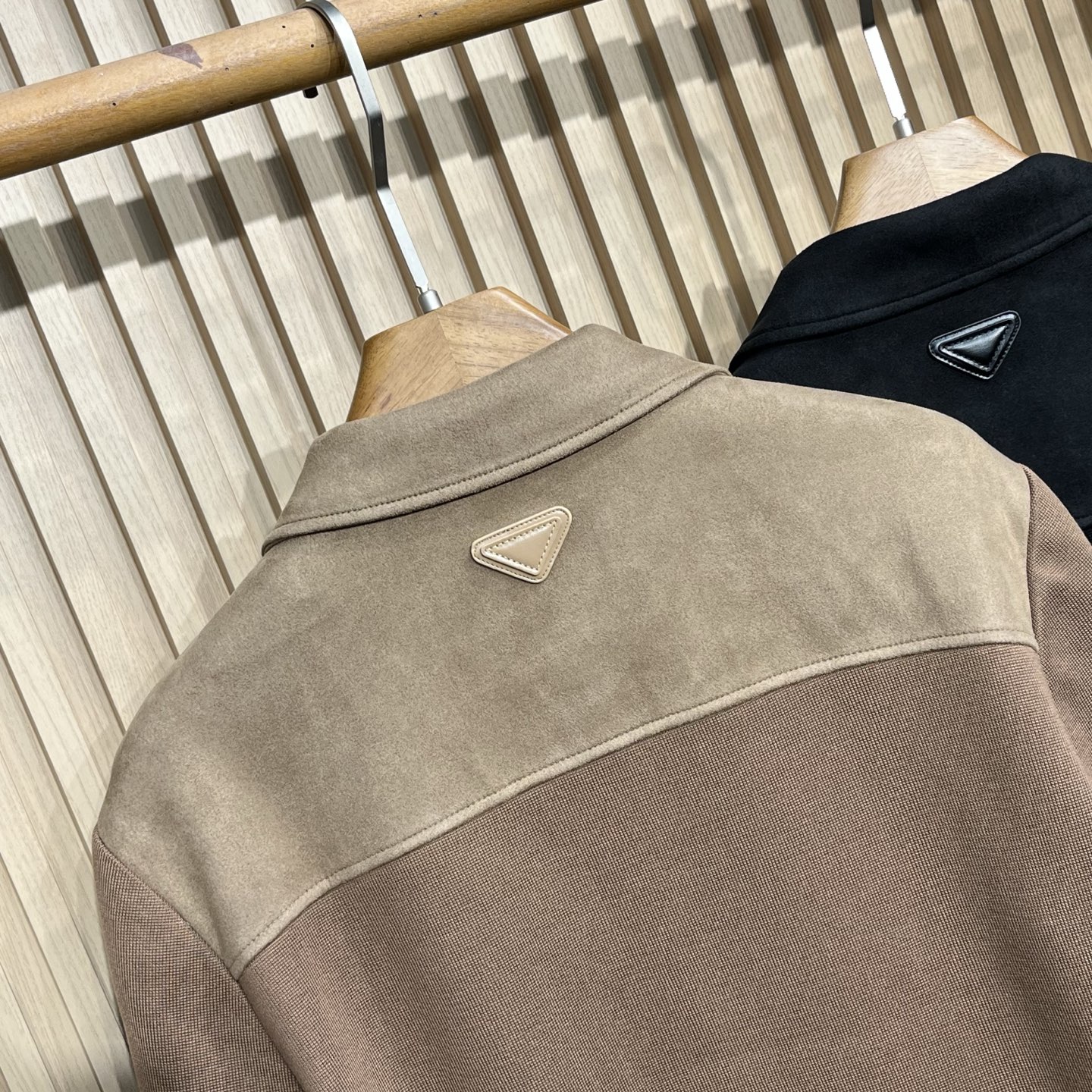 ！25秋冬PRADA针织拼接夹克 选用定制针织面料 正身前拼接反绒皮面料 不仅手感极佳而且立体有型 完美