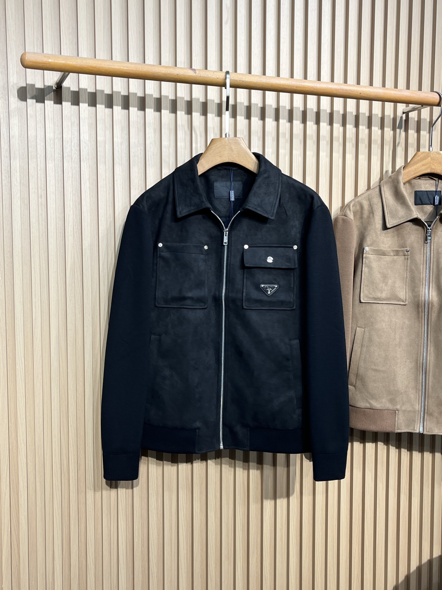 ！25秋冬PRADA针织拼接夹克 选用定制针织面料 正身前拼接反绒皮面料 不仅手感极佳而且立体有型 完美