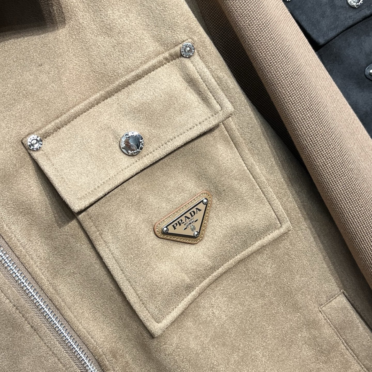 ！25秋冬PRADA针织拼接夹克 选用定制针织面料 正身前拼接反绒皮面料 不仅手感极佳而且立体有型 完美