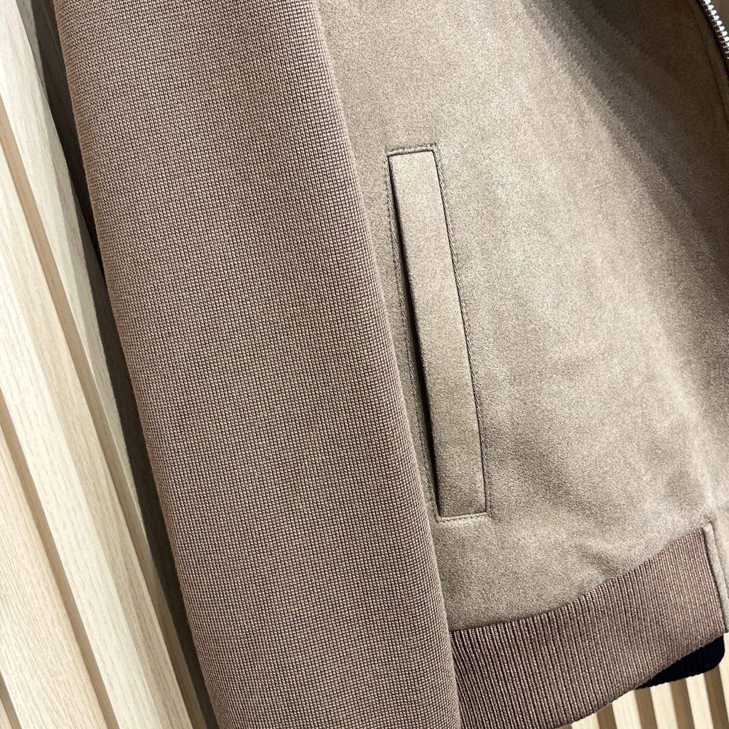 ！25秋冬PRADA针织拼接夹克 选用定制针织面料 正身前拼接反绒皮面料 不仅手感极佳而且立体有型 完美