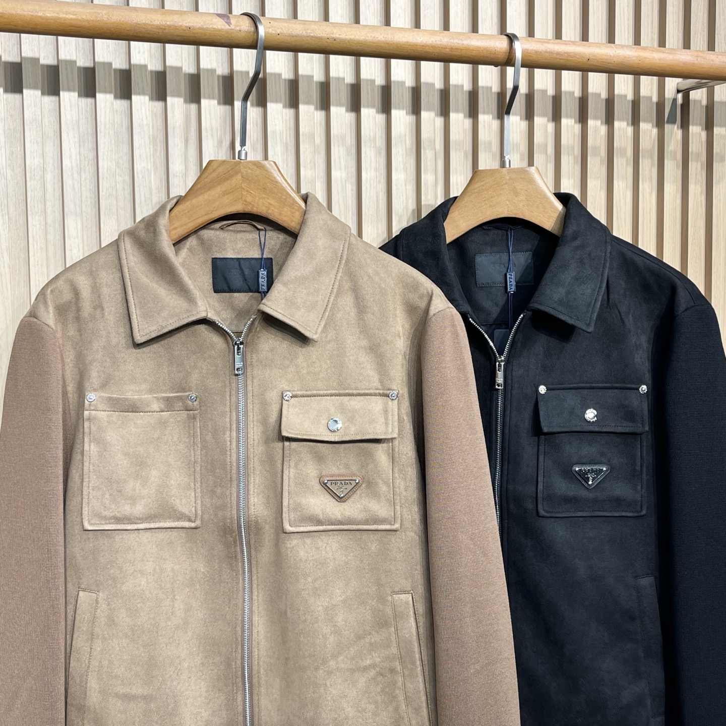 ！25秋冬PRADA针织拼接夹克 选用定制针织面料 正身前拼接反绒皮面料 不仅手感极佳而且立体有型 完美