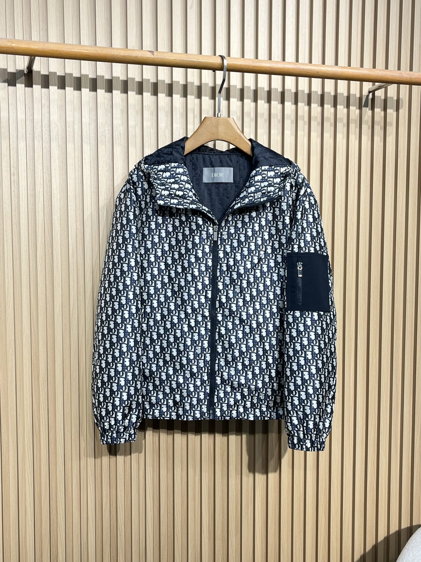 NO:529662,Dior/Dior 2026fw new Oblique patterned hooded sweatshirt new jacket jacket style hooded zipper jacket style, casual style, suitable for daily wear and matching. The patterned jacket is covered with classic Oblique pattern, launched by Christian Dior in 1967. It is a representative classic element of Dior and has a very high recognition. The pattern is mainly black and white tones, arranged neatly, full of fashion and brand uniqueness. The hooded design is equipped with a hooded design, providing wearers with more protection and styling options, which can withstand certain wind and rain, and also adds a bit of sporty feeling. The zipper front zipper closure, and the zipper head has the Dior logo. The metal-textured zipper is not only durable, but also enhances the overall exquisiteness. In addition, the clothes may have other detailed designs such as hidden zipper pockets to enhance practicality.  There is a black zipper pocket on the left arm of the pocket, which is convenient for placing small objects and contrasts with the main part covered with patterns, increasing visual layering. The cuffs are elastic, which can better fit the wrist, act as windproof and warm, and also make it more neat when worn. The jacket is made of cotton, and the cotton fabric is usually comfortable and breathable. The lining is black and is also printed with Dior Oblique pattern on it, which echoes the outer style of the jacket, ensuring the consistency of the design, and the lining is smooth, making it more comfortable to wear. 48: Shoulder width 53 Bust 122 Long 65 Sleeve length 61 50: Shoulder width 54 Bust 126 Long 66 Sleeve length 62 52: Shoulder width 55 Bust 130 Long 67 Sleeve length 63 54: Shoulder width 56 Bust 134  Clothes length 68 Sleeve length 64 56: Shoulder width 57 Bust 138 Clothes length 69 Sleeve length 65,,dior,dior,jackets & coats,jackets & coats,hats,alexander wang19860909Dior/迪奥 2026fw新款Oblique图案连帽运动衫新款夹克外套 款式连帽拉链夹克款式,休闲风格,适合日常穿着搭配. 图案外套表面布满经典的Oblique图案,该图案由Christian Dior先生于1967年推出,是迪奥极具代表性的经典元素,辨识度极高.图案以黑白色调为主,整齐排列,富有时尚感和品牌独特性. 连帽设有连帽设计,为穿着者提供更多防护和造型选择,可抵御一定的风雨,也增添了几分运动感. 拉链正面拉链开合,拉链头上带有迪奥（Dior）标志,金属质感拉链不仅耐用,还提升了整体的精致感.此外,衣服可能还有其他隐藏拉链口袋等细节设计,增强实用性. 口袋左臂位置设有一个黑色的拉链口袋,方便放置小物件, 并且与整体布满图案的主体部分形成对比,增加视觉层次感. 袖口袖口采用弹性设计,能够更好地贴合手腕,起到防风保暖的作用,同时也使穿着时更加利落. 这件夹克外套材质为棉,棉质面料通常具有舒适透气的特点. 内衬为黑色,上面也印有Dior Oblique图案,与外套外部风格呼应,保证了设计的一致性,且内衬质感光滑,穿着时会比较舒适. 48:肩宽53 胸围122 衣长65 袖长61 50:肩宽54 胸围126 衣长66 袖长62 52:肩宽55 胸围130 衣长67 袖长63 54:肩宽56 胸围134 衣长68 袖长64 56:肩宽57 胸围138 衣长69 袖长65,,dior,dior,jackets & coats,jackets & coats,hats,alexander wang,Men's clothing