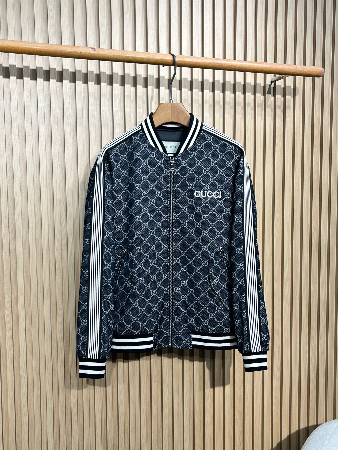 NO:514921,【697】Gucci/Gucci jacquard bomber men's business casual trend contrasting color splicing jacket adopts the classic bomber jacket style, the overall style is casual and fashionable. With dark blue as the background, the iconic Gucci double G jacquard pattern is full of brand recognition. The contrasting color splicing design adds visual layering and trendy. The neckline, cuffs and hem are all made of black and white striped rib knitted design, which not only plays a good role in wind protection, but also enhances the three-dimensional and fashionable sense of the clothing, and can better fit the body lines when worn. Zipper details The front closure is equipped with a silver metal zipper, and the zipper head is clearly engraved with the words 'GUCCI' on the zipper head, which has a high-quality texture and smooth pull-up, and the details show the brand quality.  There is a white 'GUCCI' embroidered letter logo on the left chest, with exquisite fonts, further highlighting the brand identity and becoming one of the visual focus. There are oblique pockets on both sides, and zippers on the pockets to ensure the safety of storage of items. Some pockets are also decorated with metal buttons with Gucci classic logo, which adds decorative and detailed sense. The fabric is made of cotton, woven in jacquard technology, with soft and comfortable texture, and has good warmth and crispness. The jacket is lined in black, with smooth material, which makes it easier to put on and take off when wearing, and at the same time improves the overall quality and comfort. 48: Shoulder width 55 Bust 124 Sleeve length 61 Sleeve length 67 50: Shoulder width 56 Bust 128 Sleeve length 62 Sleeve length 68 52: Shoulder width 57 Bust 132 Sleeve length 63 Sleeve length 69  54: Shoulder width 58 bust 136 sleeve length 64 clothing length 70 56: Shoulder width 59 bust 140 sleeve length 65 clothing length 71, gucci,gucci,jackets & coats,jackets & coats,alexander wang19860909【697】Gucci/古驰 提花 bomber 男装商务休闲潮流撞色拼接夹克外套 采用经典的bomber夹克款式,整体风格休闲又不失时尚感.以深蓝色为底色,布满标志性的Gucci双G提花图案,极具品牌辨识度.撞色拼接设计,增添了视觉层次感和潮流感. 领口、袖口和下摆处均采用黑白条纹罗纹针织设计,不仅能起到良好的防风保暖作用,还增强了服装的立体感与时尚感,穿着时能更好地贴合身体线条 . 拉链细节 前襟配备银色金属拉链,拉链头上清晰刻有“GUCCI”字样,质感高级,拉合顺滑,细节之处彰显品牌品质. 左胸部位置有白色的“GUCCI”刺绣字母标识,字体精致,进一步突显品牌身份,成为视觉焦点之一. 两侧设有斜插式口袋,口袋口配有拉链,保证物品存放的安全性 .部分口袋上还装饰有带有Gucci经典logo的金属纽扣,增加了装饰性和细节感. 面料材质为棉 ,以提花工艺织就,质感柔软舒适,且具有较好的保暖性和挺括感. 外套内衬为黑色,材质顺滑,穿着时更便于穿脱,同时提升了整体的品质感和舒适度. 48:肩宽55 胸围124 袖长61 衣长67 50:肩宽56 胸围128 袖长62 衣长68 52:肩宽57 胸围132 袖长63 衣长69 54:肩宽58 胸围136 袖长64 衣长70 56:肩宽59 胸围140 袖长65 衣长71,,gucci,gucci,jackets & coats,jackets & coats,alexander wang,Men's clothing