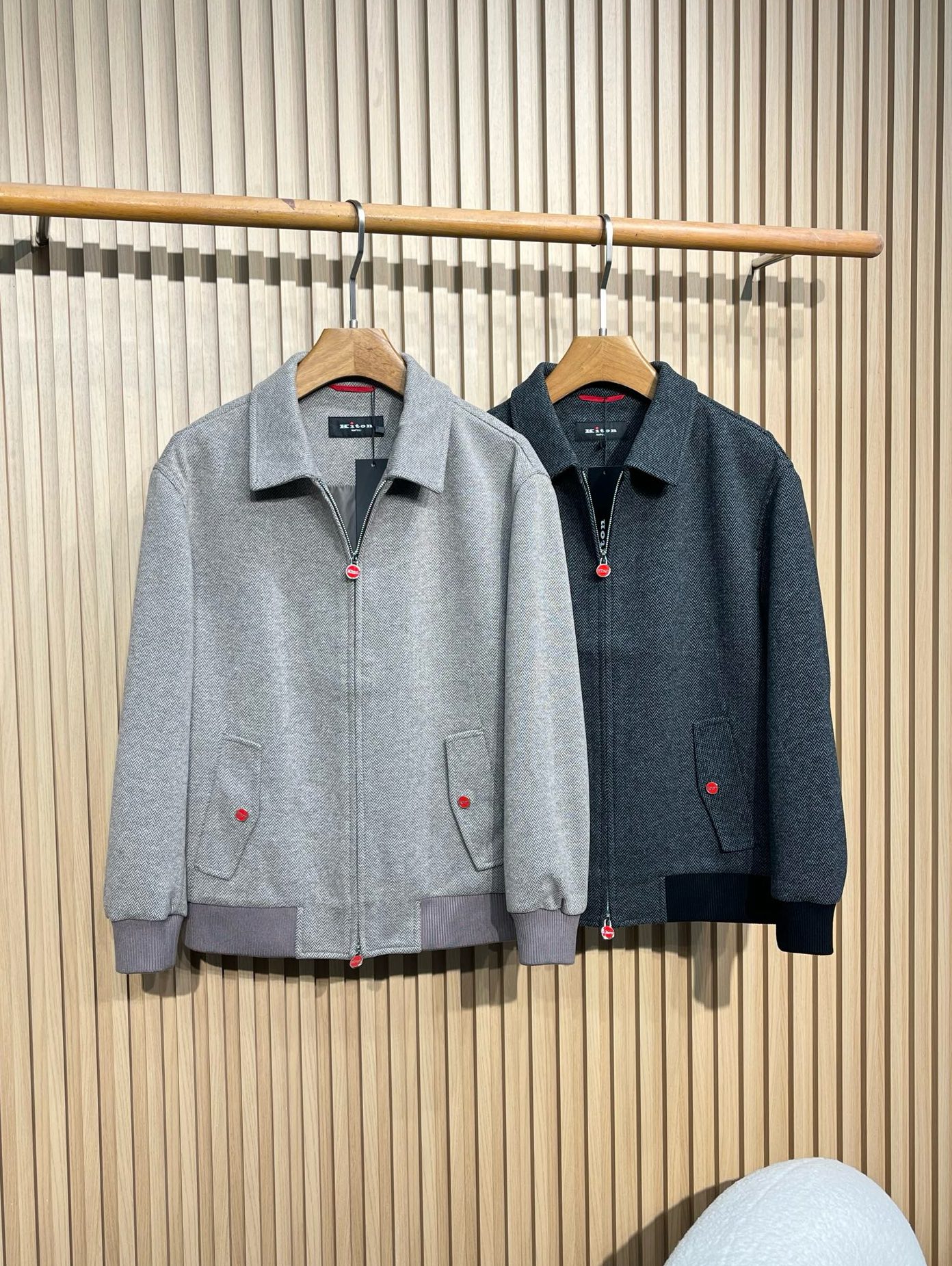 NO:497566,【301】Kiton Kenchiton 2025 early autumn new men's business casual jacket, fabrics and accessories are all supplied by customers, made of fixed weaving and dyeing, the touch is extremely soft and delicate, the details are exquisite and exquisite, and the auxiliary materials are all supplied by customers, and the placket zipper shape is also a classic inheritance. The flip pocket is engraved with exquisite brand letters, and the geometric aesthetic hunting multi-pocket design is designed. The fine workmanship is everywhere showing the master-level craftsmanship. The lining is made of quilting, and the edges and threads are neat and perfect. The unique limited main mark mark shows the craftsmanship everywhere!  The cutting technology is excellent, conforms to the rigorous ergonomic design, the upper body is capable and stylish, the classic lapel design, the style is both solemn and harmonious, and it is extremely practical. It is the first choice for urban elite men. It can be perfectly controlled in business commuting, official law, and leisure trendy occasions, both elegance and demeanor!  Color gray Apricot Size M-3XL M shoulder width 44 Bust 114 Sleeve length 56 Clothes length 64 L shoulder width 45 Bust 118 Sleeve length 57 Clothes length 65 XL shoulder width 46 Clothes length 122 Sleeve length 58 Clothes length 66 2XL: Shoulder width 47 Bust 126 Sleeve length 59 Clothes length 67 3XL: Shoulder width 48 Bust 130 Sleeve length 60 Clothes length 68,,jackets & coats,alexander wang19860909【301】Kiton 肯奇顿2025早秋新款男士商务休闲外套,面料与辅料皆为客供,定织定染而成,触感极为柔软细腻,细节精湛考究,辅料皆为客供,门襟拉链造型亦属于经典传承,翻盖口袋上面镌刻有精美品牌字母,几何美学猎装多口袋设计,做工精细处处彰显大师级工艺,内衬运用绗缝工艺打造,包边及走线工整完美,独特的限定主标唛,处处皆彰显出匠心之作！裁剪技术精良,符合严谨的人体工程学设计,上身干练且型款十足,经典翻领设计,亦庄亦谐的风格,实穿性极强,都市精英男士首选,商务通勤、公务律政、出街休闲潮搭等场合皆可完美驾驭,优雅与风度兼备！ 颜色灰色 杏色 尺码 M-3XL M肩宽44 胸围114 袖长56 衣长64 L肩宽45 胸围118 袖长57 衣长65 XL肩宽46 胸围122 袖长58 衣长66 2XL:肩宽47 胸围126 袖长59 衣长67 3XL:肩宽48 胸围130 袖长60 衣长68,,jackets & coats,alexander wang,Men's clothing