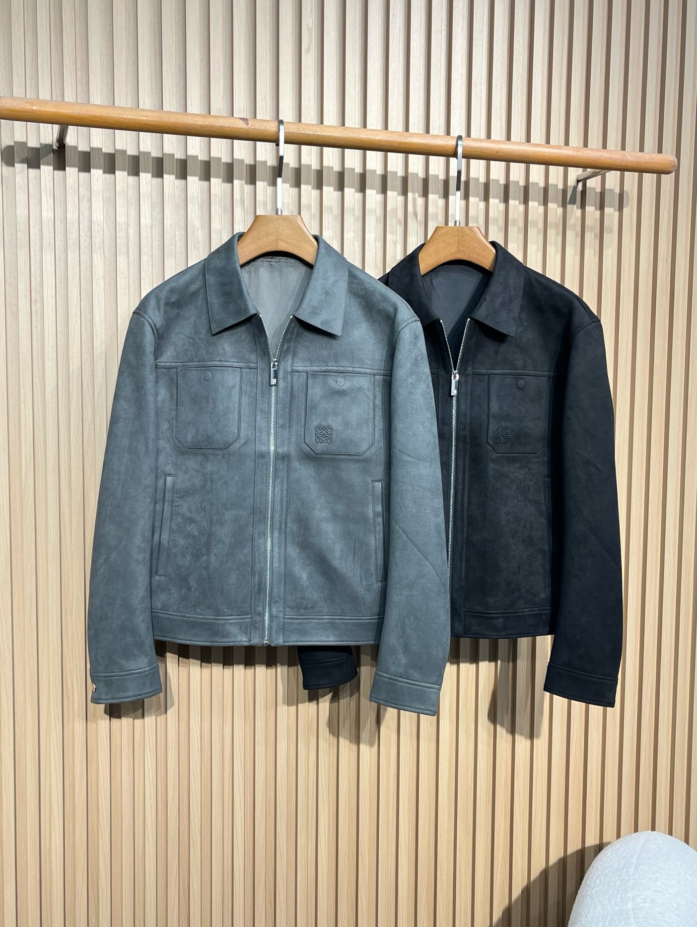 NO:497586,Loewer25 early autumn new suede eco-friendly leather lapel jacket, classic letter logo embossed shirt-style leather jacket jacket for men!  Trading companies have sparse channels and are on sale on the leading official website!  Men's high-end urban style lapel jacket. Platinum-grade tasting something!  Hot elements are portrayed, smooth and delicate suede fabric, lined with dark patterns and jacquard letter logos, a wonderful item with an excellent temperament!  When I encounter such an excellent product, I am willing to call it the strongest!  The style of this shirt jacket is very distinctive and unique, with details of letter webbing, engraved metal snap buckles, and the lining is designed with dark-patterned jacquard letter patterns, highlighting the fashionable atmosphere, emphasizing the classic soul texture, highlighting the beauty of luxury and fashion!  This style really has a natural high street beauty, which meets all your outfit needs and allows you to look down on the whole world with trends!  The smooth and delicate suede fabric is crisp and comfortable, with a soft texture. The simple lines and contours are easy to wear to create a decent and elegant texture. The suede texture has a retro feel and a strong autumn and winter atmosphere. The rich but not ostentatious easily shows the affinity and high-end sense of the clothing!  It has a heavy texture, exquisite details, loose and stylish, full of silhouette and layering. It has excellent style and unparalleled upper body effect. It is destined to be an excellent styling item that goes out, with a great return rate!  Khaki Black Green, two colors into it!  Size: 48-56 48: Shoulder width 47 Bust 108 Clothes length 61 Sleeve length 62 50: Shoulder width 48 Bust 112 Clothes length 62 Sleeve length 61 52: Shoulder width 49 Bust 116 Clothes length 63 Sleeve length 62 54: Shoulder width 50 Bust 120 Clothes length 64 Sleeve length 63 56: Shoulder width 51 Bust 124 Clothes length 65 Sleeve length 64,,loewe,loewe,jackets & coats,jackets & coats,shirts,leather jacket,chamois leather,alexander wang19860909罗意威LOEWER25早秋新款麂皮绒环保皮革翻领夹克,男士经典字母标识压纹衬衫式皮衣夹克外套！贸易公司渠道稀出,领先官网发售！男士高端都市风尚翻领外套.白金级品鉴心水之物！热元素刻画,顺滑细腻的麂皮绒面料,内衬暗纹提花字母标识,一款气质绝伦的妙曼单品！ 遇到一款如此的绝佳产物,我愿意称之其为最强！此款衬衣夹克的风格十分之鲜明独特,字母织带细节,刻字金属按扣开合,内衬采用暗纹提花字母图案设计,彰显时髦气息,着重强调经典的灵魂质感,凸显奢华时尚之美！此款真的有着浑然天成的高街美感,满足你的一切穿搭所需,让你用潮流俯视整个世界！ 顺滑细腻的麂皮绒面料,挺括舒适,质地柔软,简洁的线条廓形容易穿出得体优雅的质感,麂皮绒质地具有复古感和浓浓秋冬气息的颜色,浓郁却不张扬的轻松就展现出了服装的亲和力和高级感！重磅质感,细节精致感十足,宽松有范,廓形、层次感十足.版型绝佳,上身效果无与伦比,注定属于出街的优秀造型单品,回头率爆表！ 卡其色 黑色 绿色,两色入！ 尺码:48-56 48:肩宽47 胸围108 衣长61 袖长62 50:肩宽48 胸围112 衣长62 袖长61 52:肩宽49 胸围116 衣长63 袖长62 54:肩宽50 胸围120 衣长64 袖长63 56:肩宽51 胸围124 衣长65 袖长64,,loewe,loewe,jackets & coats,jackets & coats,shirts,leather jacket,chamois leather,alexander wang,Men's clothing