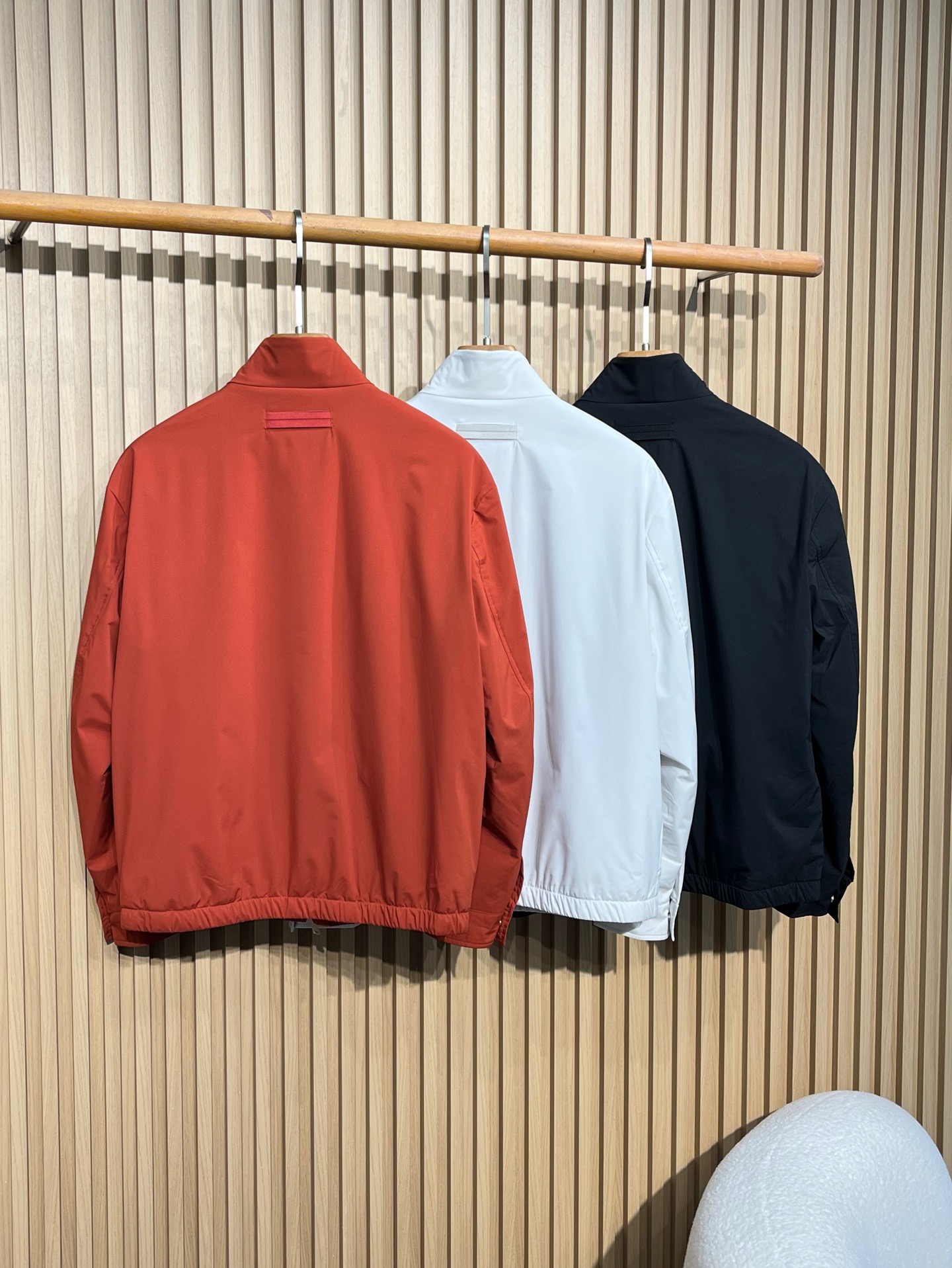 EZ25FW男装春夏新品Motorin 100cc微纤维短夹克!提供了红、白、黑三种经典颜色款式 ，整体