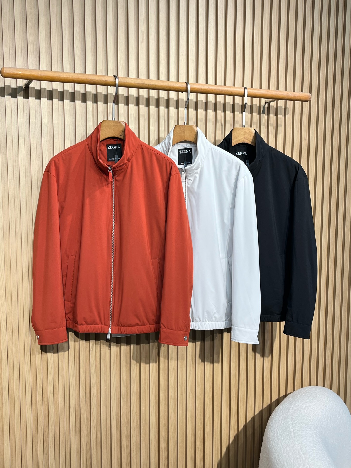 NO:646523,EZ25FW men's spring and summer new product Motorin 100cc microfiber short jacket! It is available in three classic colors of red, white and black. The overall design is simple and elegant, and the short version is neat and stylish, suitable for various occasions. Hang it on a hanger, and the crisp version can naturally show off the lines of the jacket.  The stand-up collar design not only maintains a sense of fashion, but also resists wind and cold to a certain extent. There is a brand label inside the collar, with the word 'Z*G' printed on the label to highlight the brand identity, and it is also marked with 'HIGH'  PERFO', hinting at the high-performance fabric characteristics of this jacket. The zipper has a high-quality texture, with the word 'Z*G' on the zipper head, and the zipper puller is made of the same color material as the jacket (take the red model as an example), which gives a stronger overall feel. The zipper is smooth and easy to pull, and can fit the collar well when closed, enhancing the windproof effect.  It is designed with buttons and the 'ZE*NA' brand logo is engraved on the buttons. Not only can the tightness of the cuffs be adjusted according to needs, but it also adds a sense of detail and sophistication to the jacket. The hem has an elastic edge design, which can better fit the body and maintain warmth. It can also create a better wearing shape and avoid loose hems that affect the overall beauty. There is a brand logo strip decoration under the neckline on the back, which adds a touch of highlight and uniqueness to the overall simple design, making the back shape not monotonous.  The fiber component of this fiber is polyester fiber, which is a microfiber material. This fabric is wear-resistant and easy to care for, and is suitable for daily wear. Color Orange, White, Black Size M-3XL Size Reference  2XL, shoulder width 53, chest 124, sleeve length 62, dress length 67 3XL, shoulder width 54, chest 128, sleeve length 63, dress length 68,,jackets & coats,jackets & coats,alexander wang19860909EZ25FW男装春夏新品Motorin 100cc微纤维短夹克!提供了红、白、黑三种经典颜色款式 ,整体设计简约大方,短款版型利落有型,适合多种场合穿着.挂在衣架上,挺括的版型能够自然地展现出夹克的线条. 立领设计,在保持时尚感的同时,还能在一定程度上抵御风寒.领口内部带有品牌标签,标签上印有“Z*G”字样,彰显品牌身份,同时还标注有“HIGH PERFO”,暗示了这款夹克的高性能面料特质.拉链质感高级,拉链头上带有“Z*G”字样,并且拉链拉片采用与外套同色的材质（以红色款为例）,整体感更强.拉链顺滑易拉,闭合时能很好地贴合领口,增强防风效果. 采用纽扣设计,纽扣上刻有“ZE*NA”品牌标志,不仅可以根据需求调节袖口的松紧度,同时也增加了夹克的细节感和精致感 .下摆处带有弹性收边设计,能够更好地贴合身体,保持温暖,同时也能塑造更好的穿着造型,避免下摆松散影响整体美观.背部领口下方带有一块品牌标志条形装饰,为整体简约的设计增添了一丝亮点和独特性,使背部造型不单调. 这款纤维成分为聚酯纤维,属于微纤维材质,这种面料具有耐磨、易打理等特点,适合日常穿着. 颜色橘红色、白色、黑色 尺码M-3XL 尺寸参考 M码肩宽50胸围112袖长59衣长64 L码肩宽51胸围116袖长60衣长65 XL码肩宽52胸围120袖长61衣长66 2XL码肩宽53胸围124袖长62衣长67 3XL码肩宽54胸围128袖长63衣长68,,jackets & coats,jackets & coats,alexander wang,Men's clothing