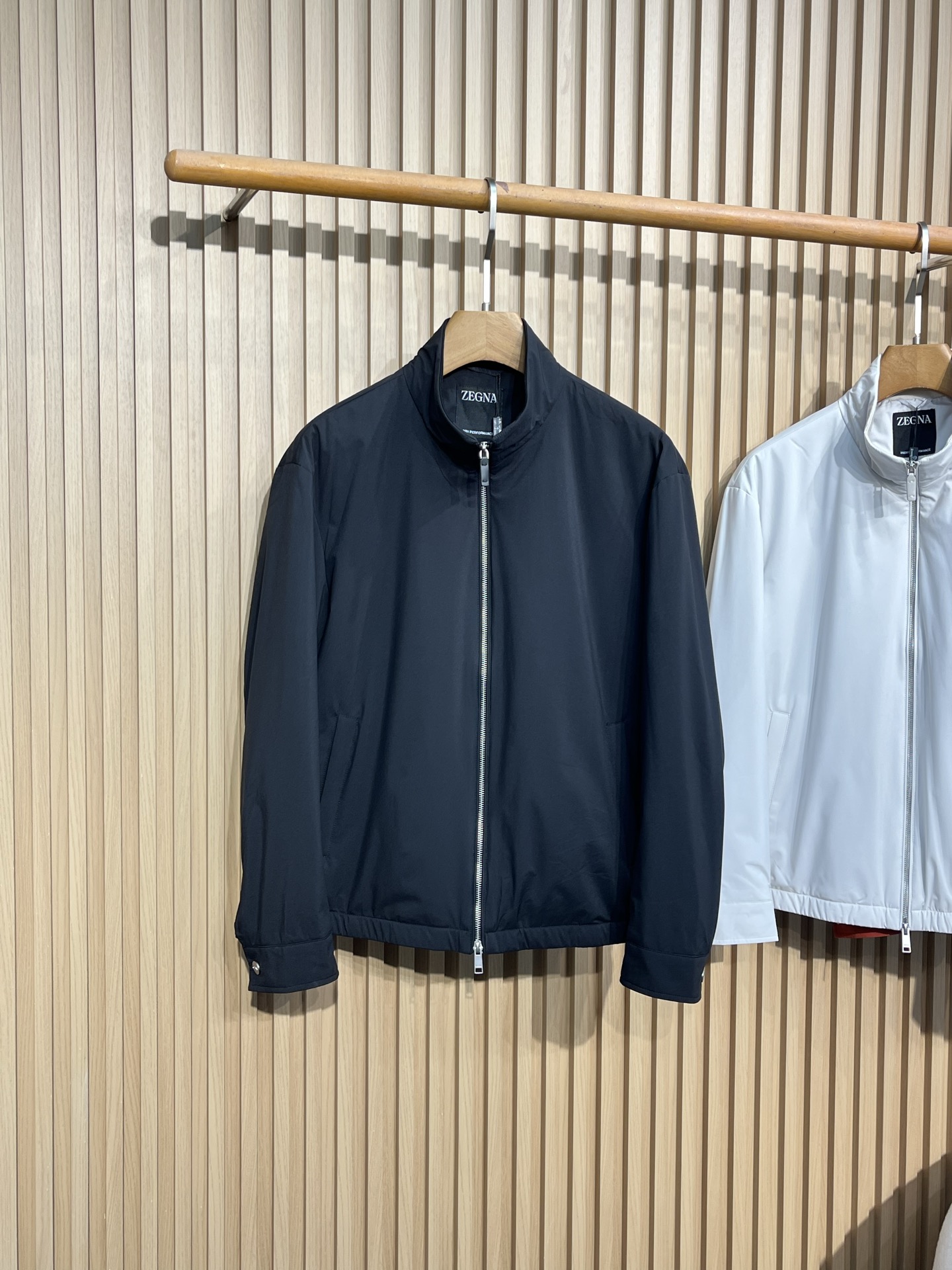 EZ25FW男装春夏新品Motorin 100cc微纤维短夹克!提供了红、白、黑三种经典颜色款式 ，整体