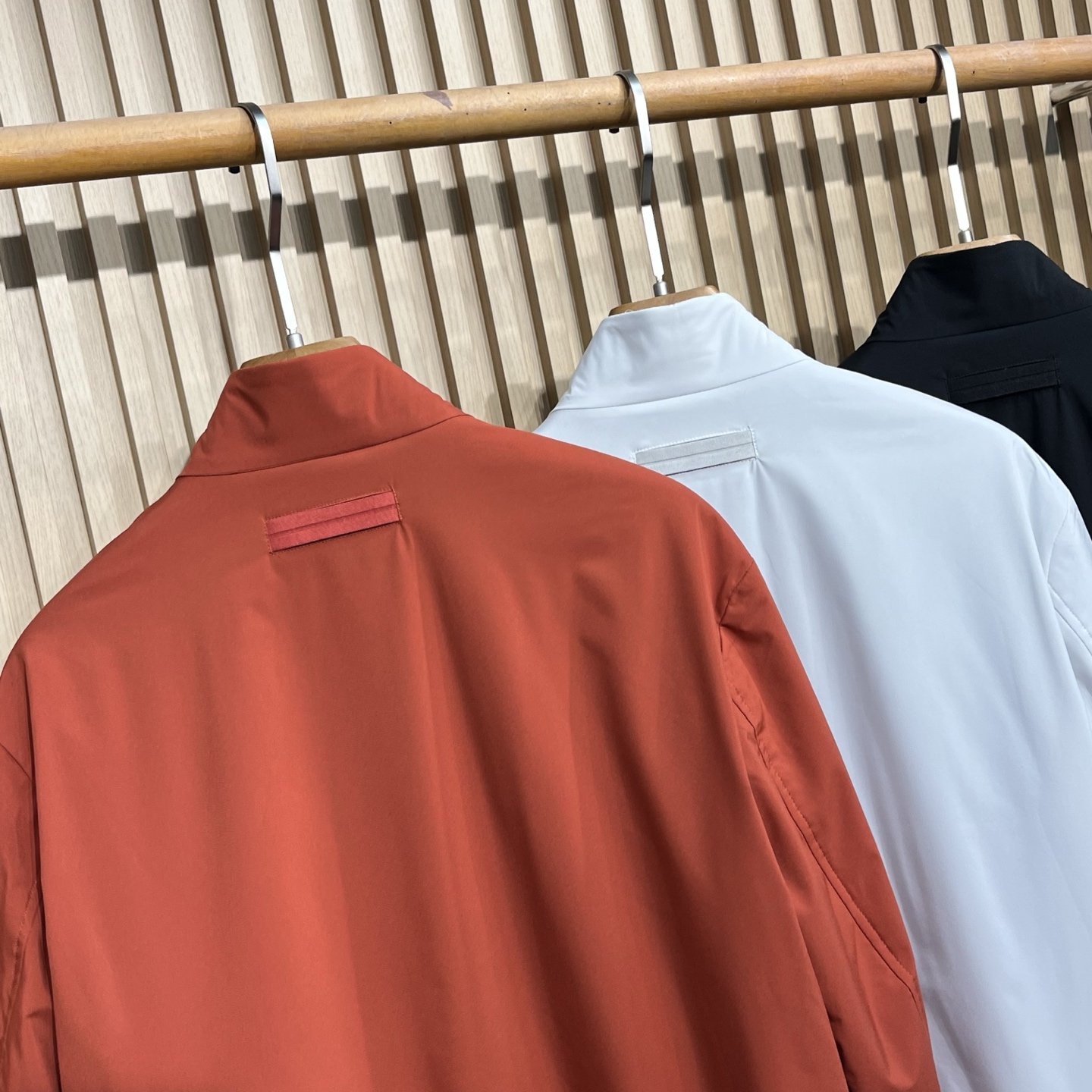 EZ25FW男装春夏新品Motorin 100cc微纤维短夹克!提供了红、白、黑三种经典颜色款式 ，整体