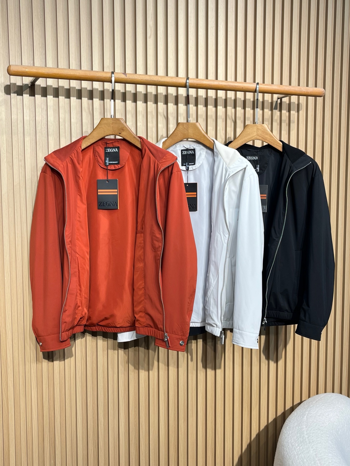 EZ25FW男装春夏新品Motorin 100cc微纤维短夹克!提供了红、白、黑三种经典颜色款式 ，整体